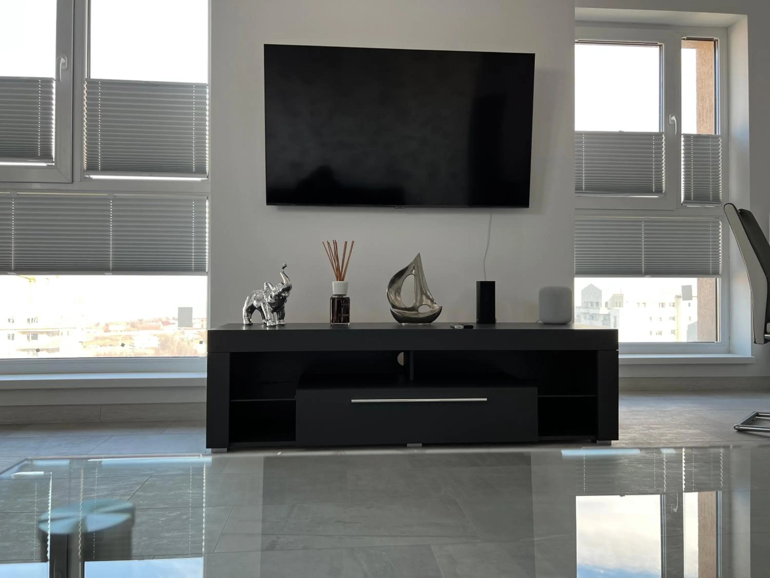 TV and multimedia in Stunning 2-Room Penthouse with Lakeview W11