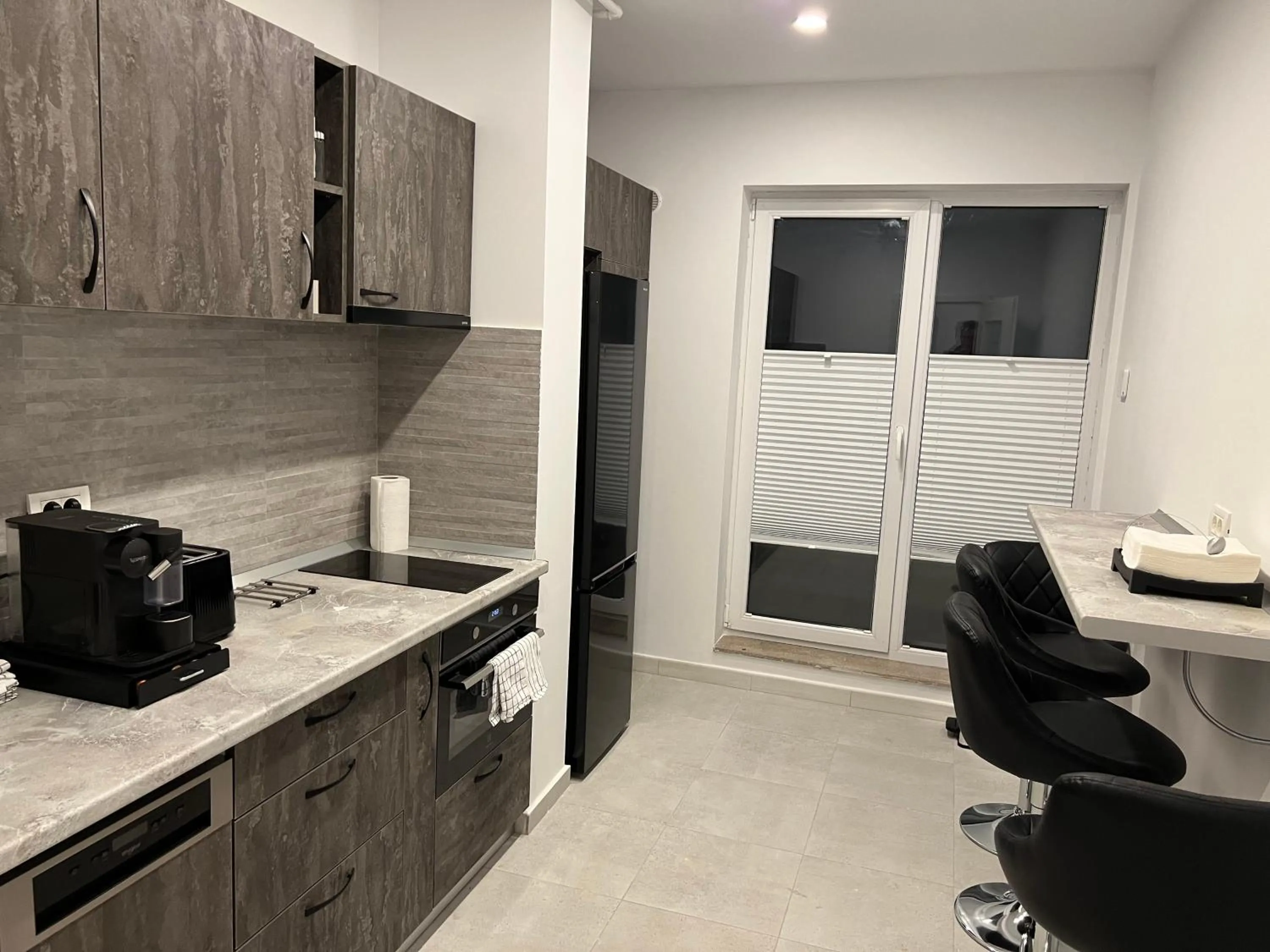 Kitchen or kitchenette in Stunning 2-Room Penthouse with Lakeview W11