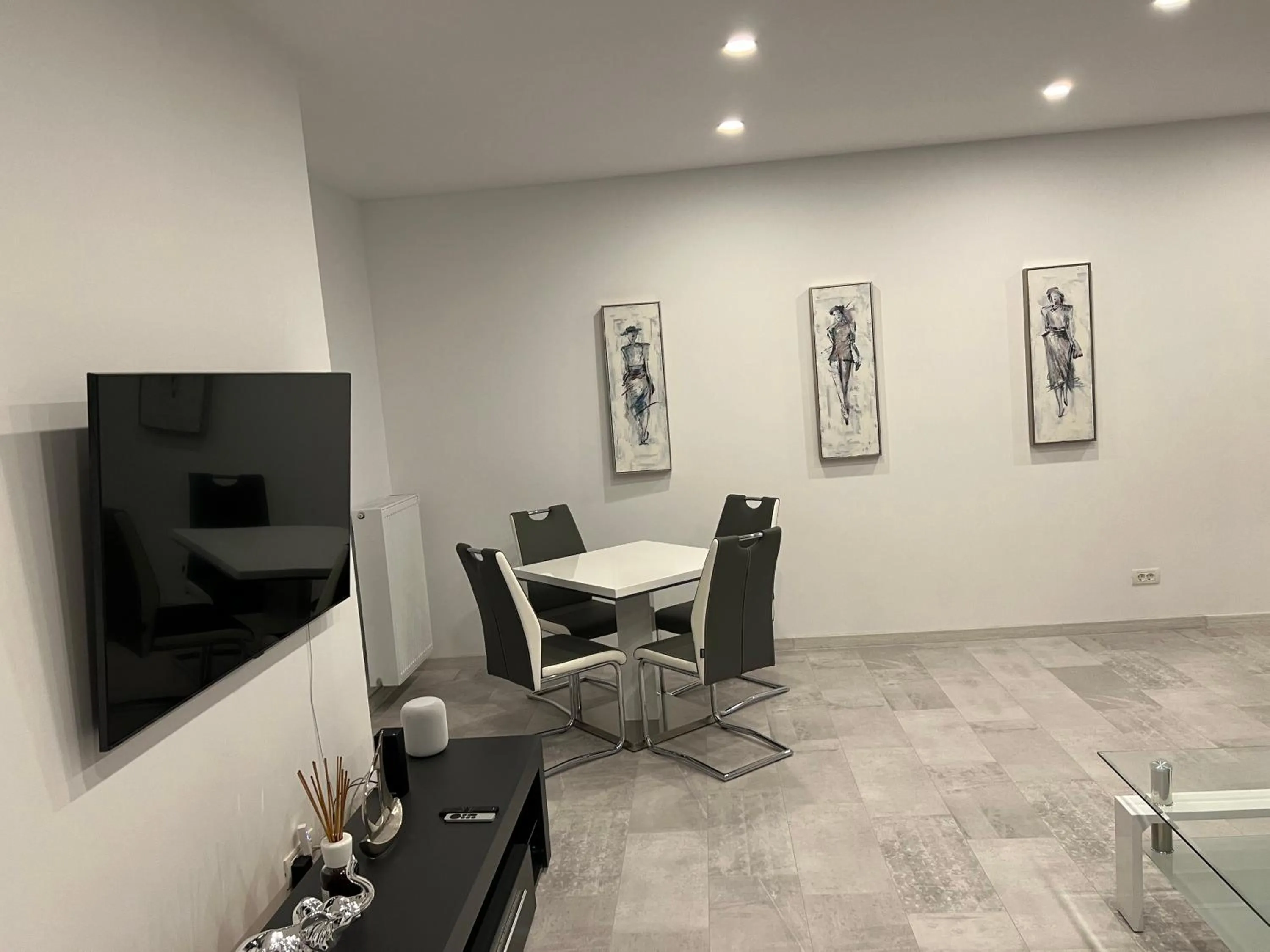 Food in Stunning 2-Room Penthouse with Lakeview W11