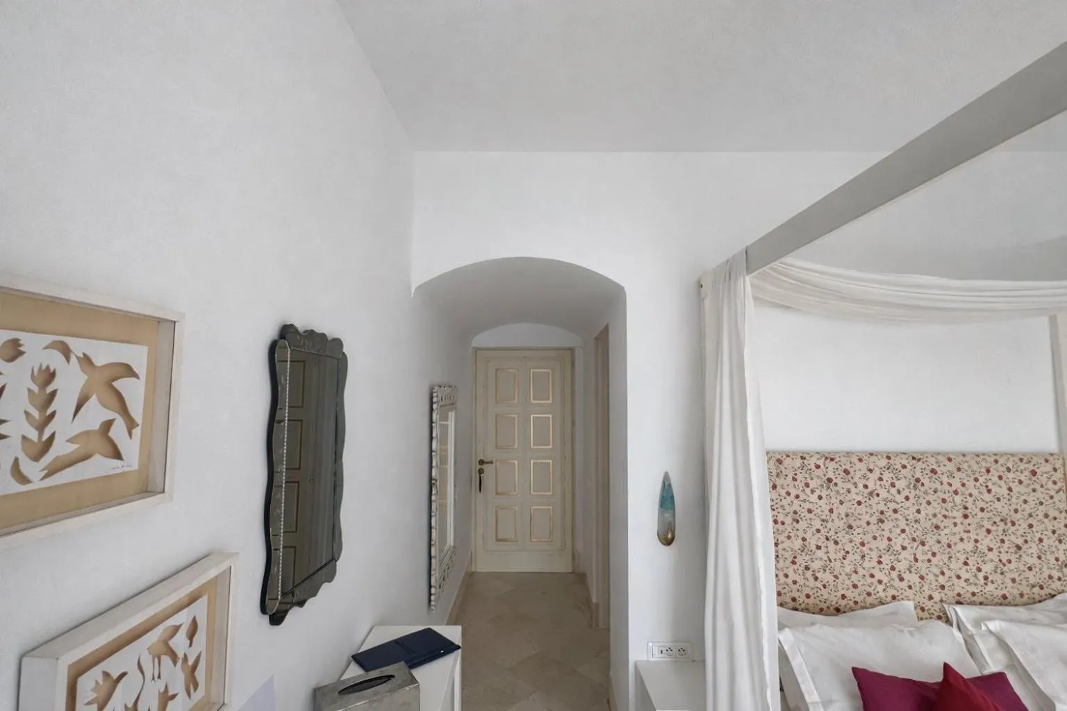 Photo of the whole room, Bed in La Demeure