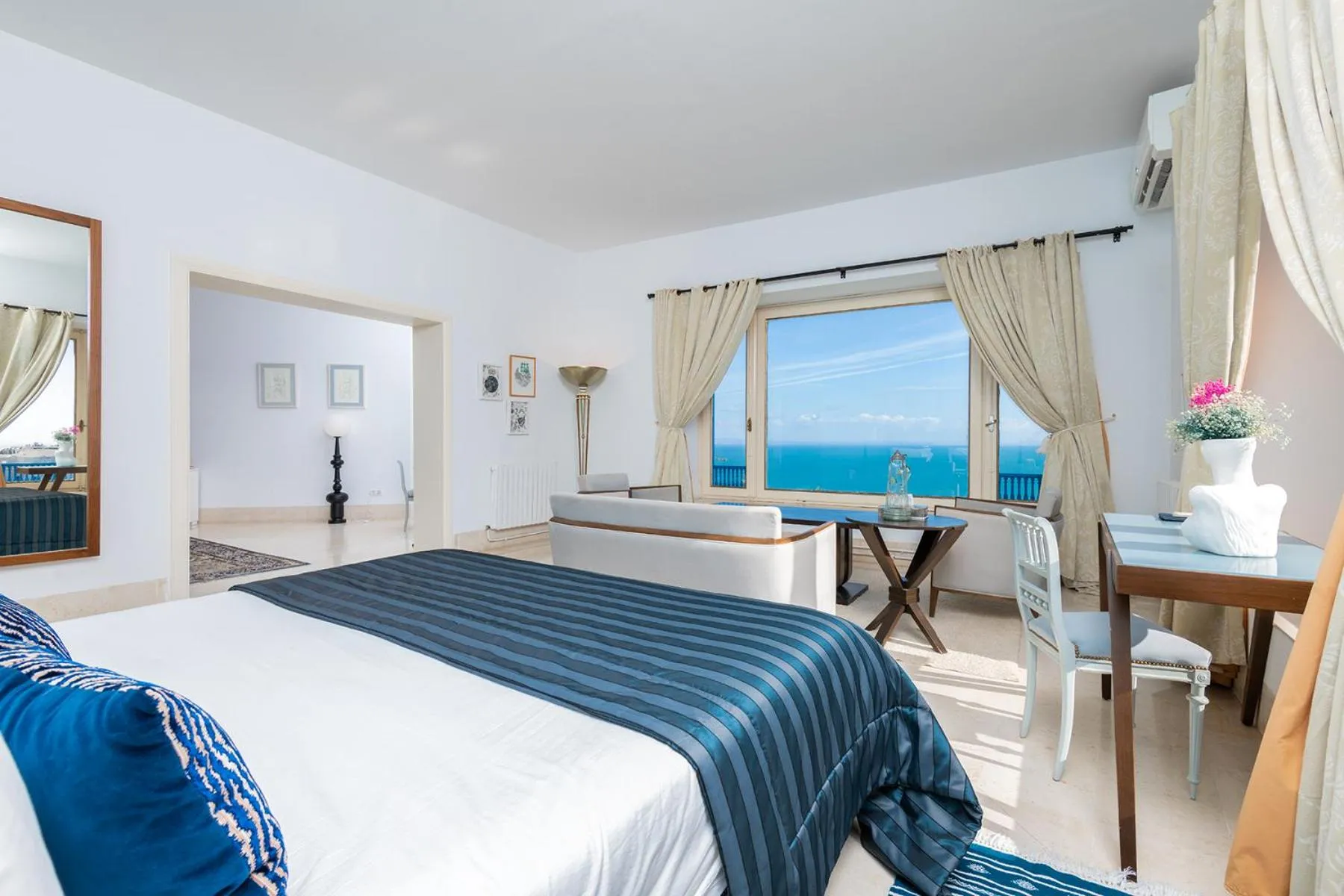 Sea view, Bed in La Demeure