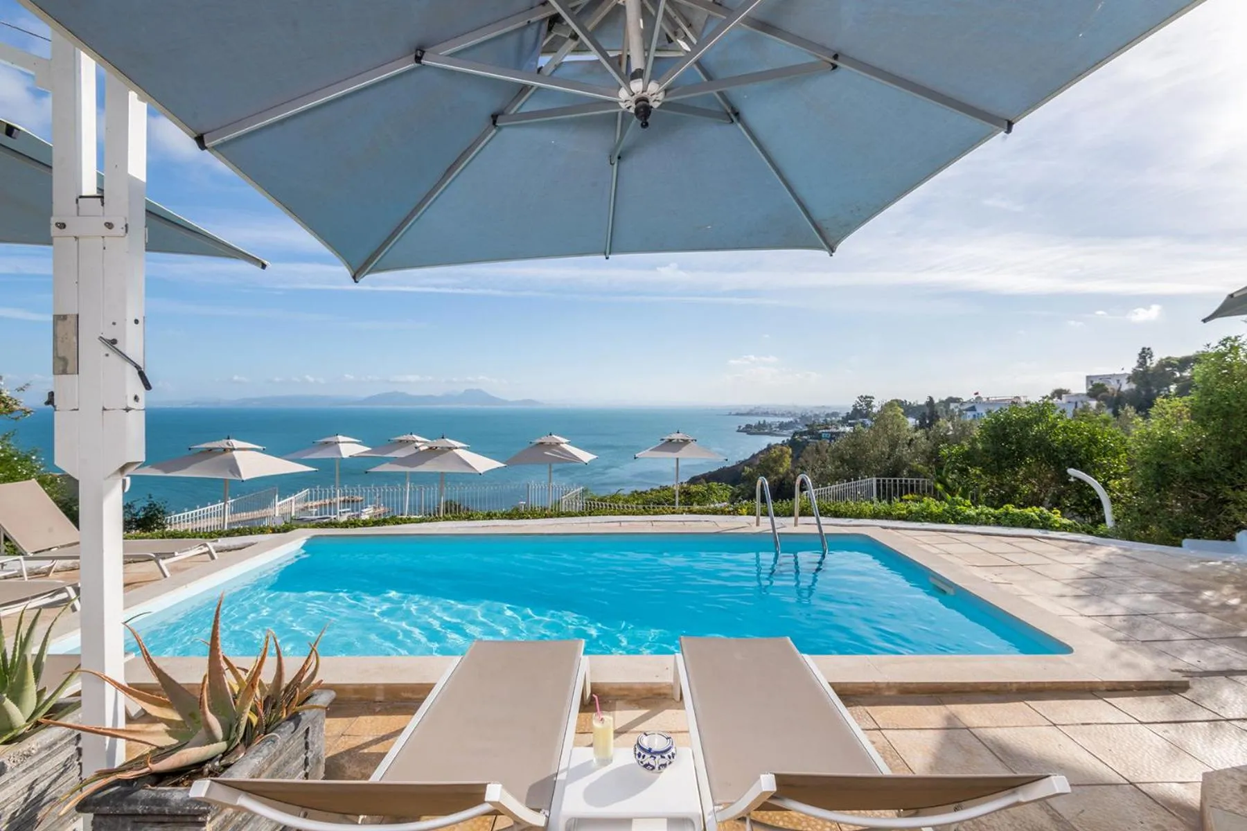 Swimming pool in La Demeure