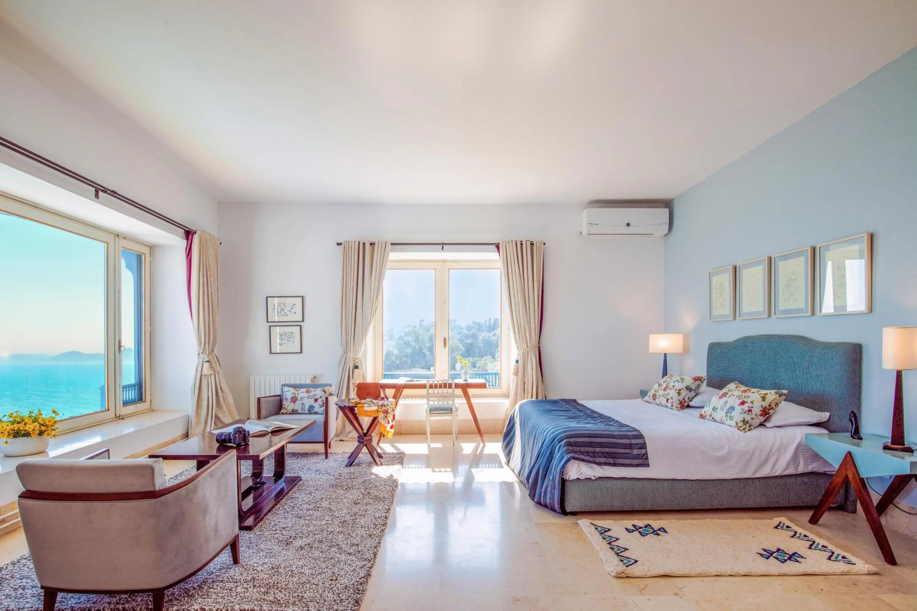 Living room, Bed in La Demeure
