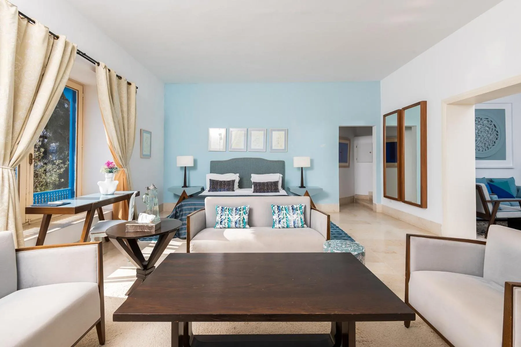 Photo of the whole room in La Demeure
