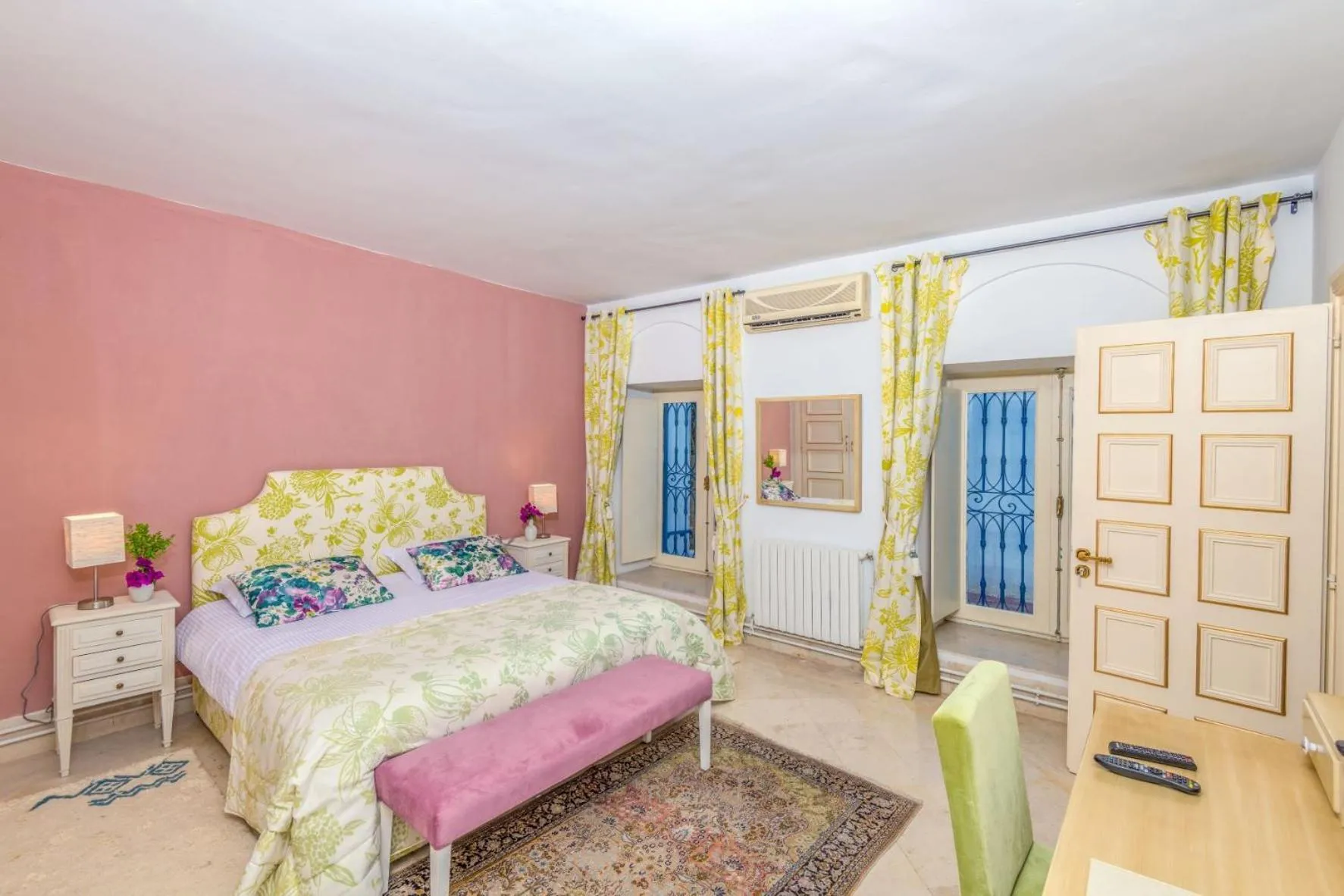 Bedroom, Bed in La Demeure