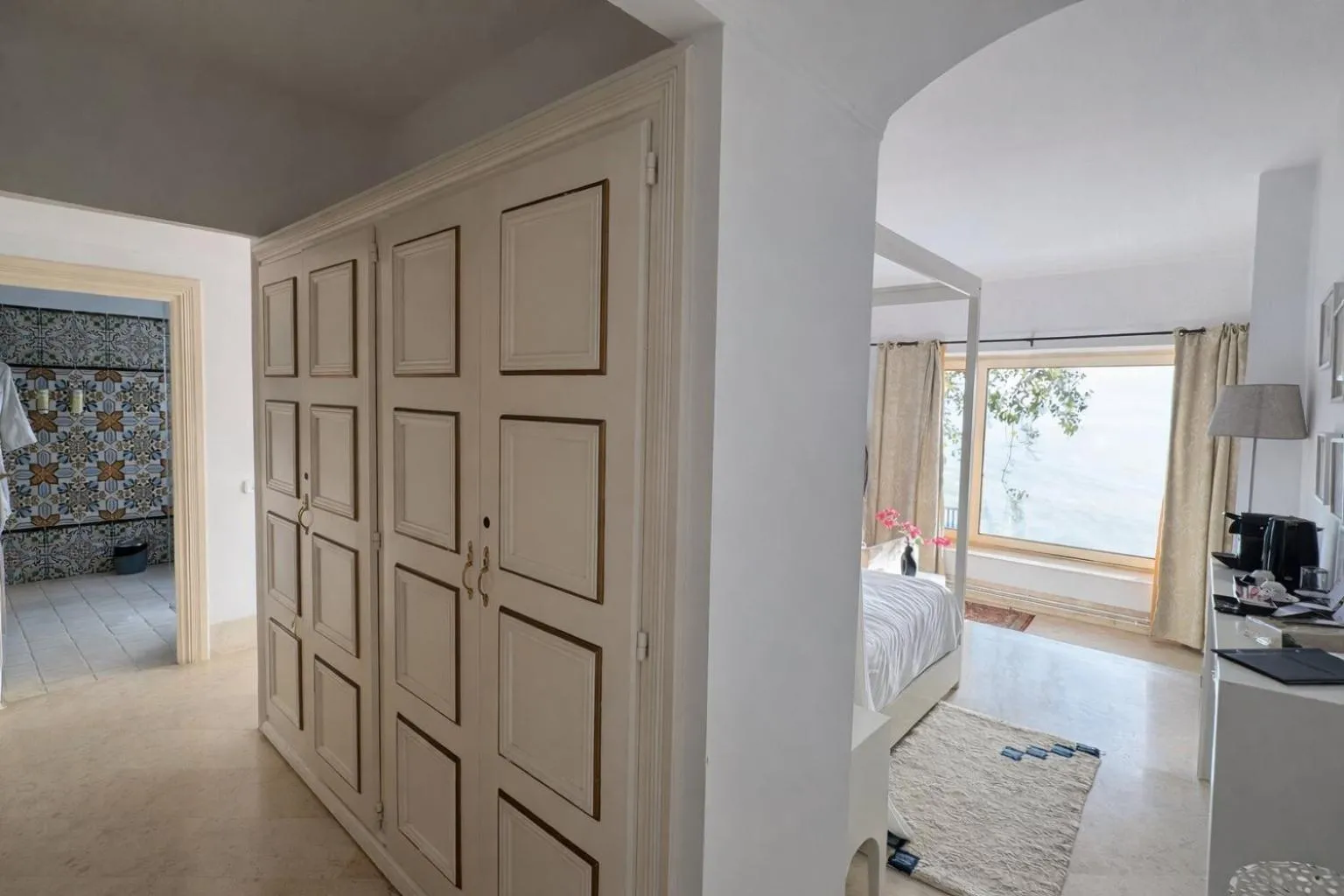 Photo of the whole room in La Demeure