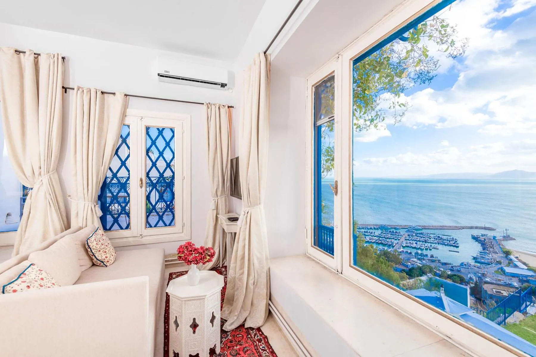 Pool view, Bed in La Demeure
