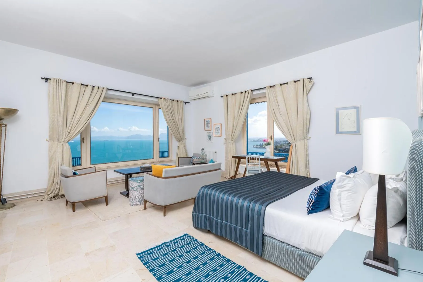 Sea view, Bed in La Demeure