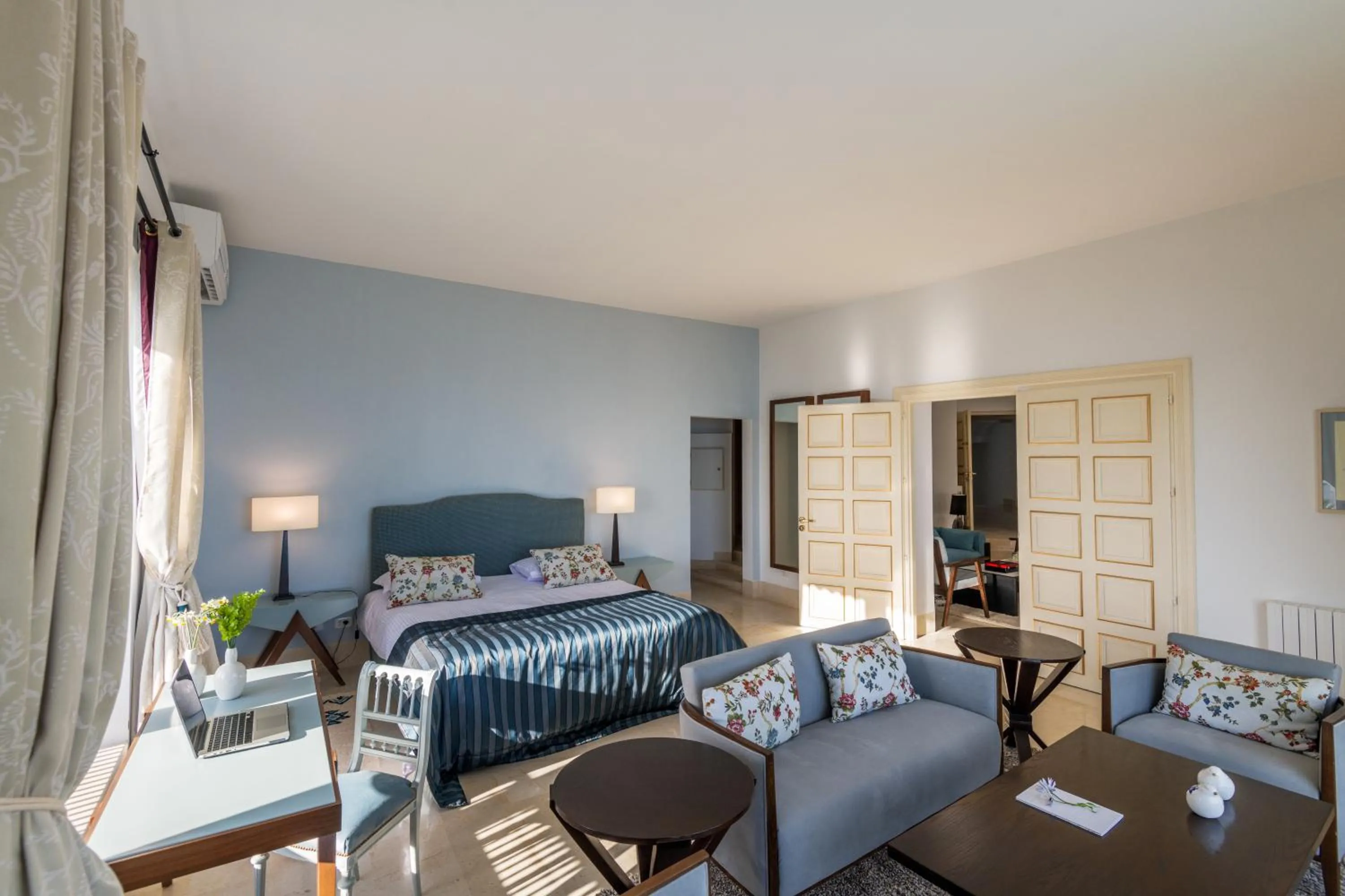 Photo of the whole room, Bed in La Demeure