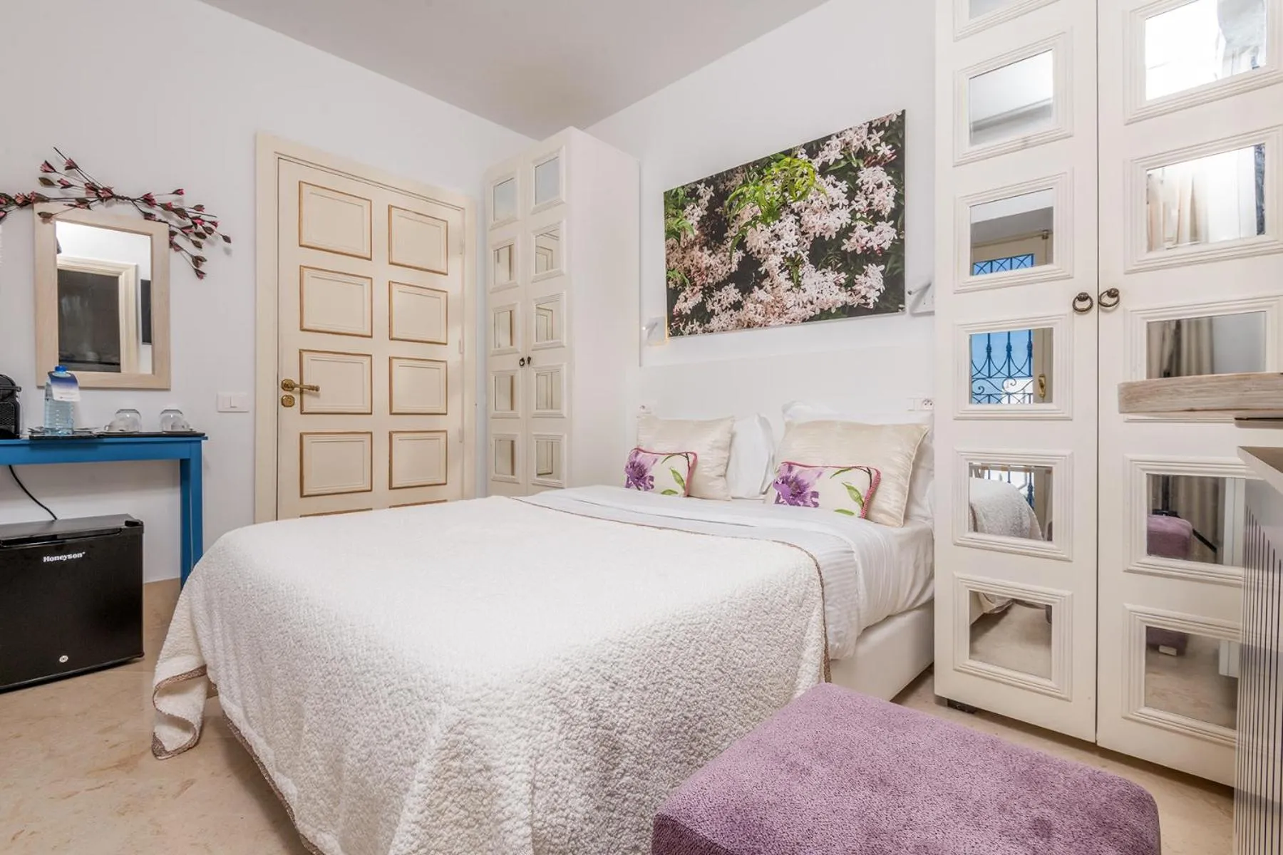Photo of the whole room, Bed in La Demeure