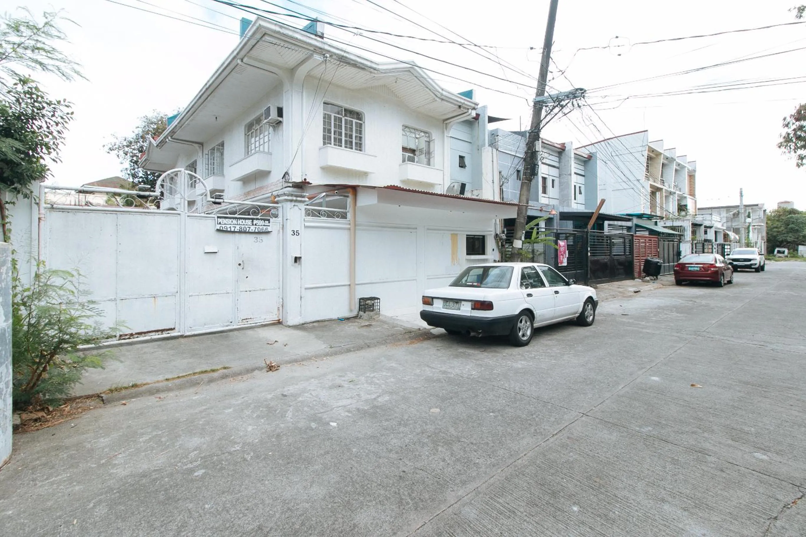 Property building in RedDoorz @ Malibu Room BF International Las Pinas