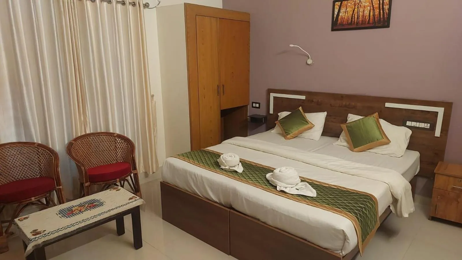 Photo of the whole room, Bed in White House Residency