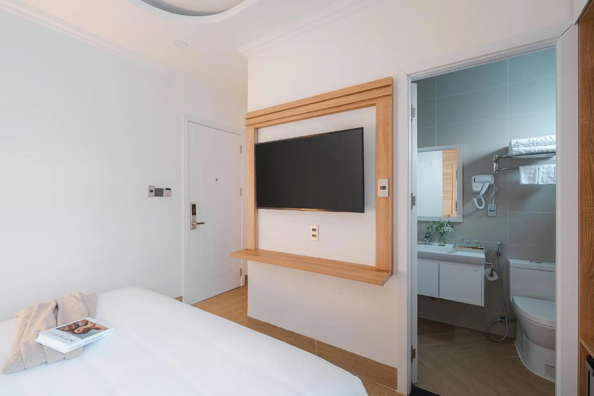 TV and multimedia, Bed in Nature Hotel Da Lat - Le Dai Hanh