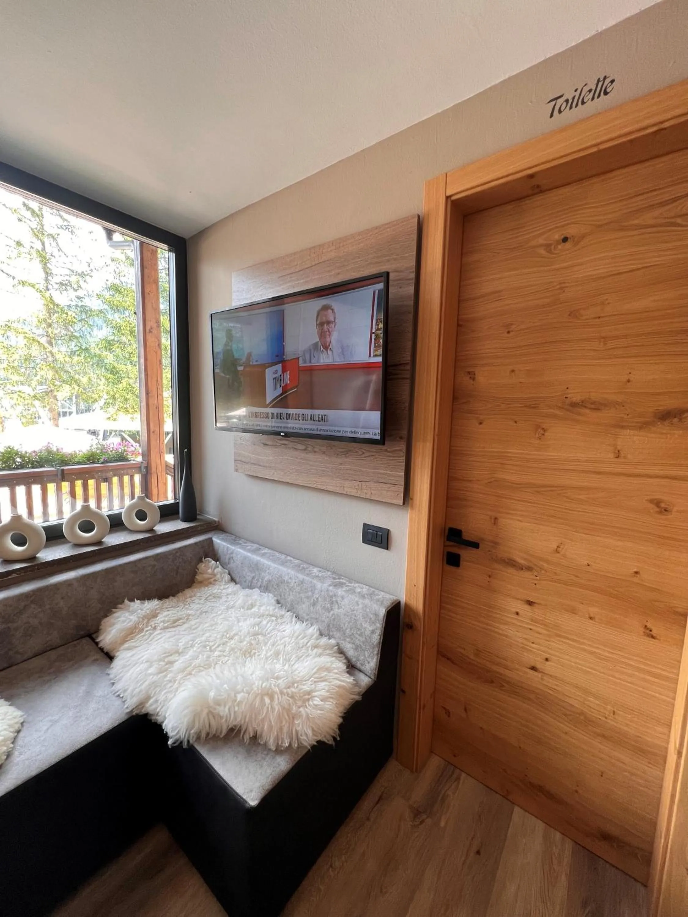 Communal lounge/ TV room in Chalet Queen