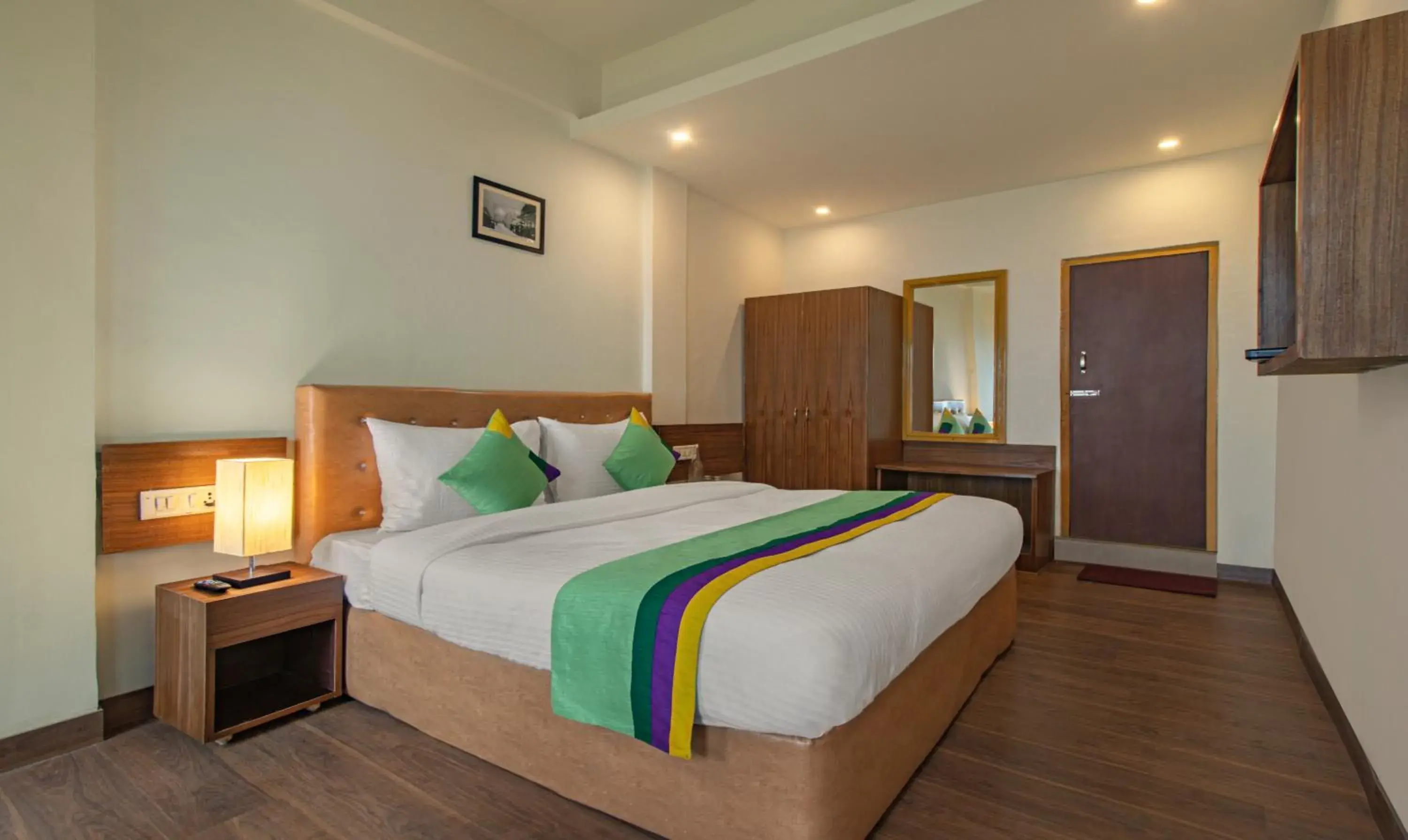 Bedroom, Bed in Treebo Raj Mall Road Bedroom, Bed in Treebo Raj Mall Road