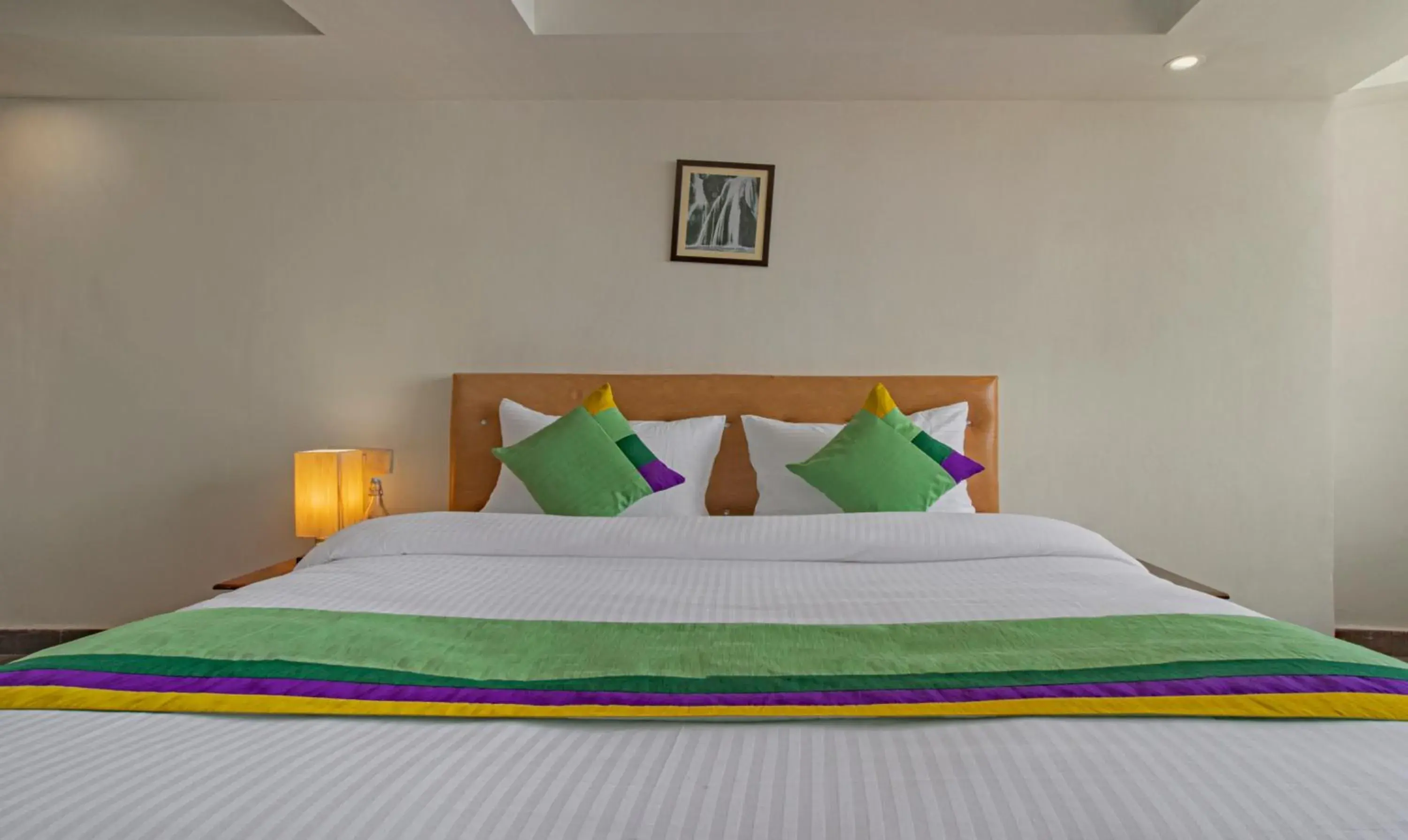 Bedroom, Bed in Treebo Raj Mall Road Bedroom, Bed in Treebo Raj Mall Road