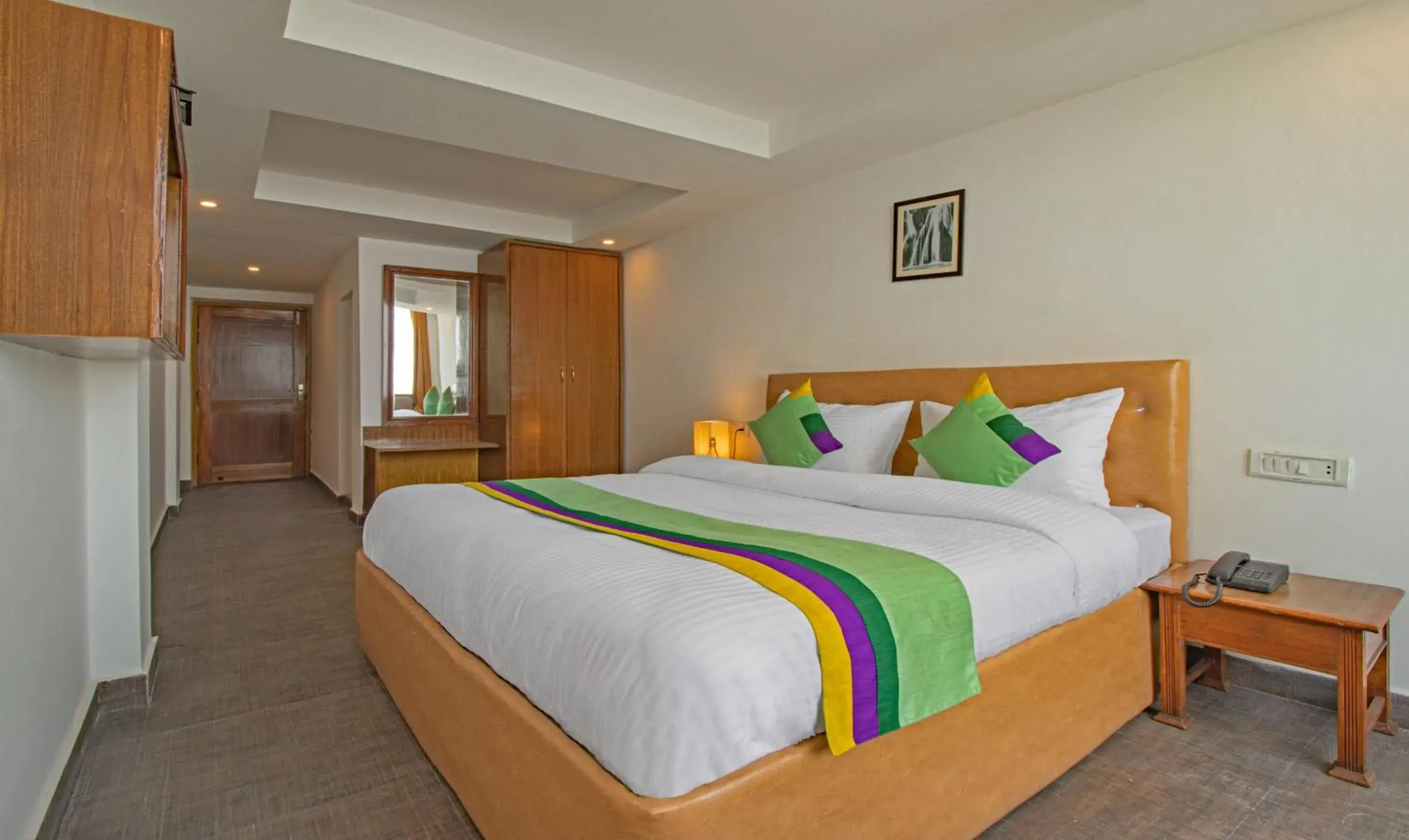 Bedroom, Bed in Treebo Raj Mall Road Bedroom, Bed in Treebo Raj Mall Road