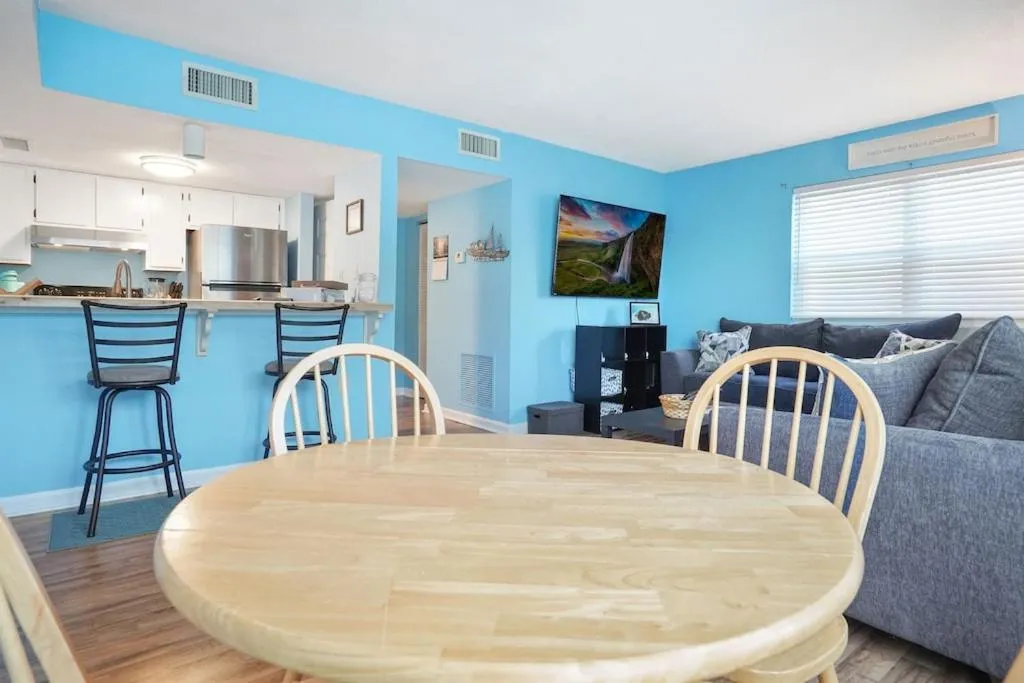 Dining area in Beautiful Blue Ocean Condo