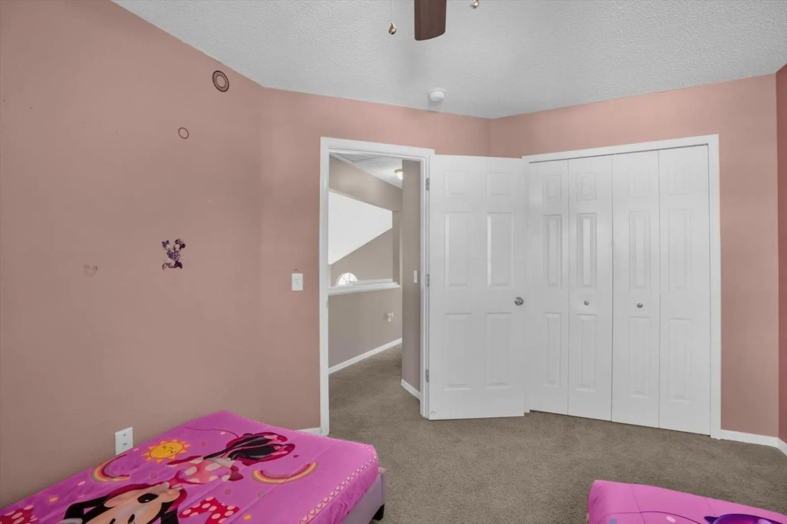 Bedroom in Elegant Villa Pool Fun Game Room Near Disney