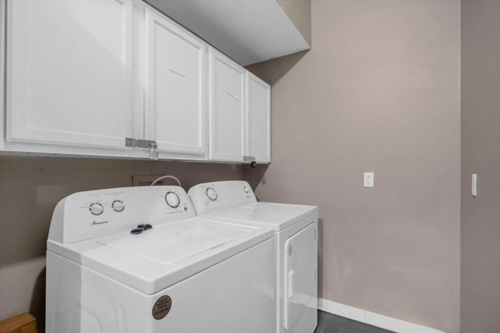 laundry in Elegant Villa Pool Fun Game Room Near Disney