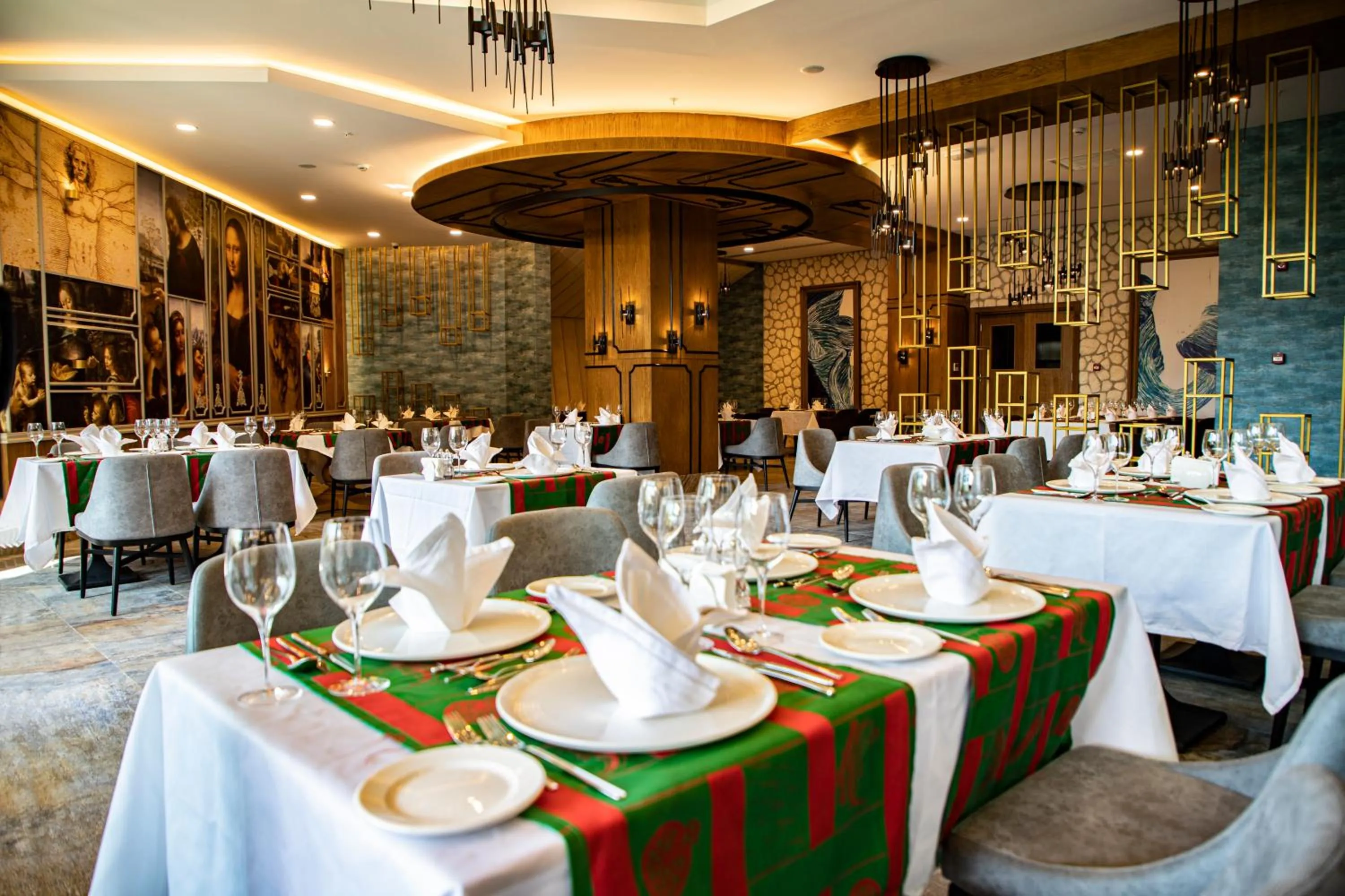 Restaurant/places to eat in Arnor De Luxe Hotel & Spa