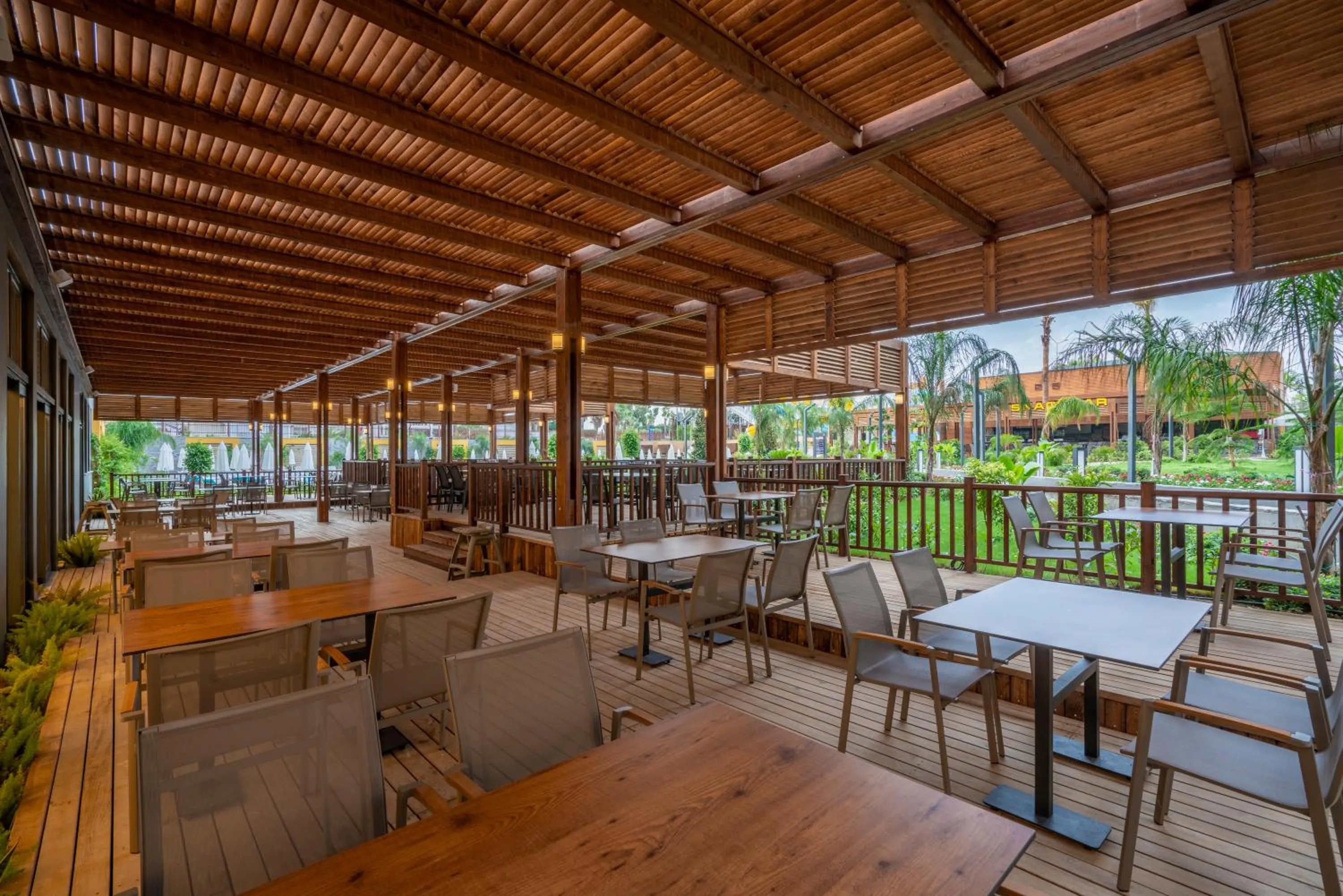 Restaurant/places to eat in Arnor De Luxe Hotel & Spa