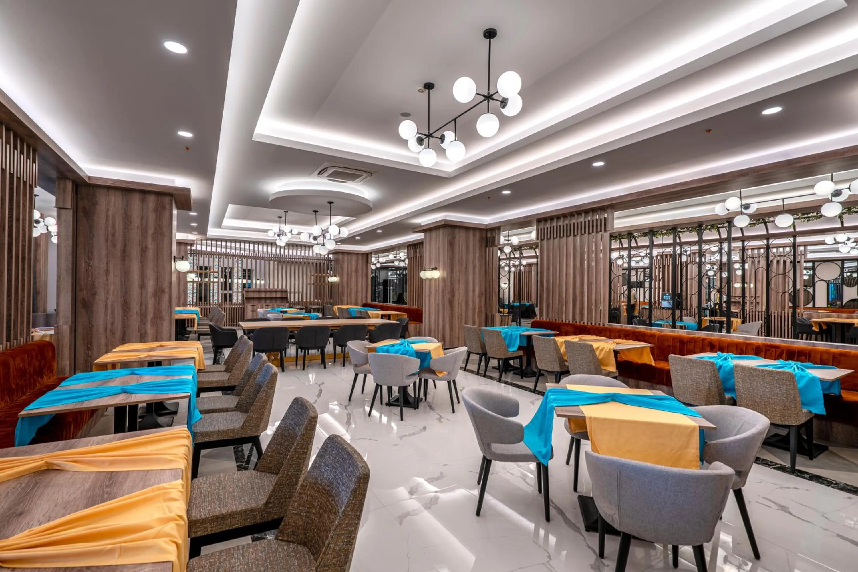 Restaurant/places to eat in Arnor De Luxe Hotel & Spa