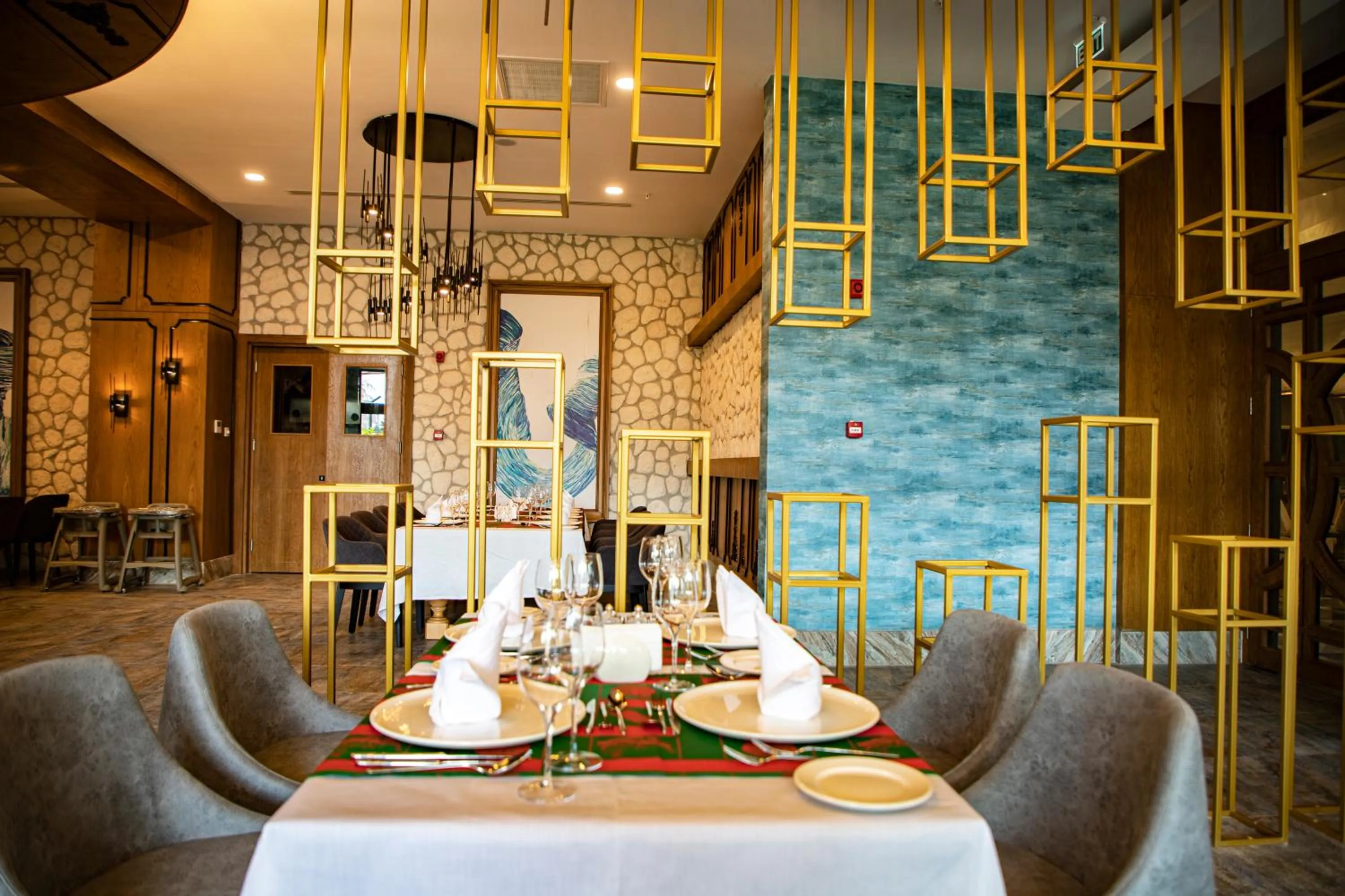 Restaurant/places to eat in Arnor De Luxe Hotel & Spa