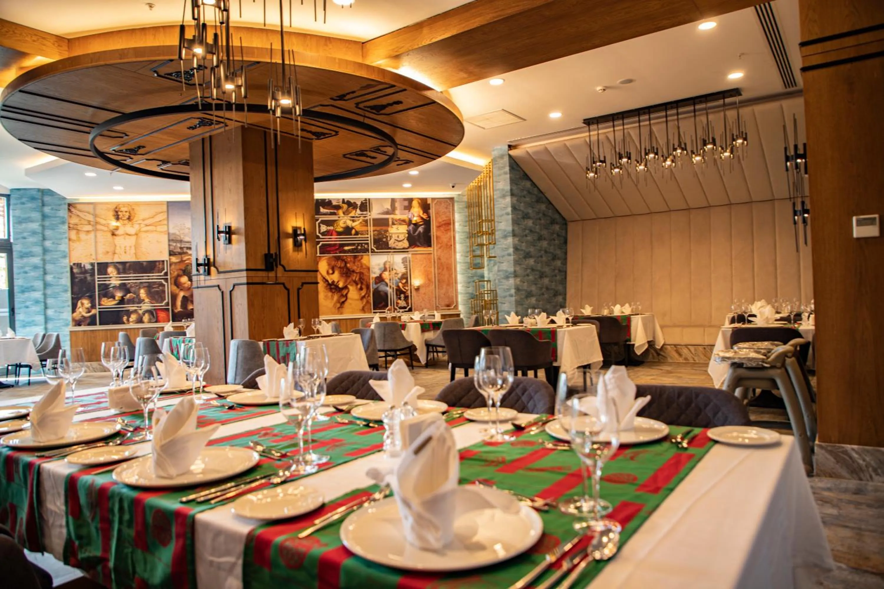 Restaurant/places to eat in Arnor De Luxe Hotel & Spa