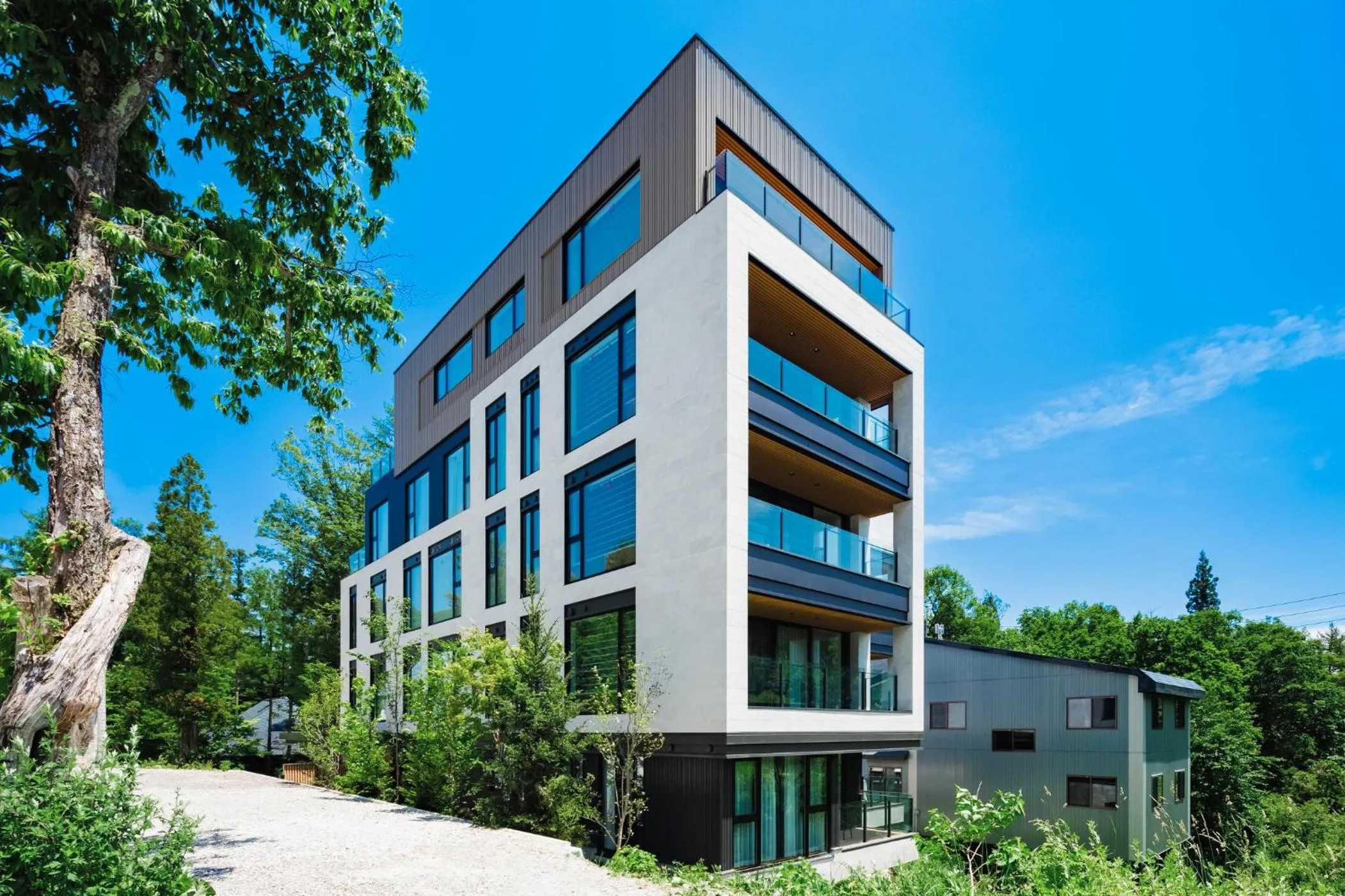 Property building in ROKA by HHG