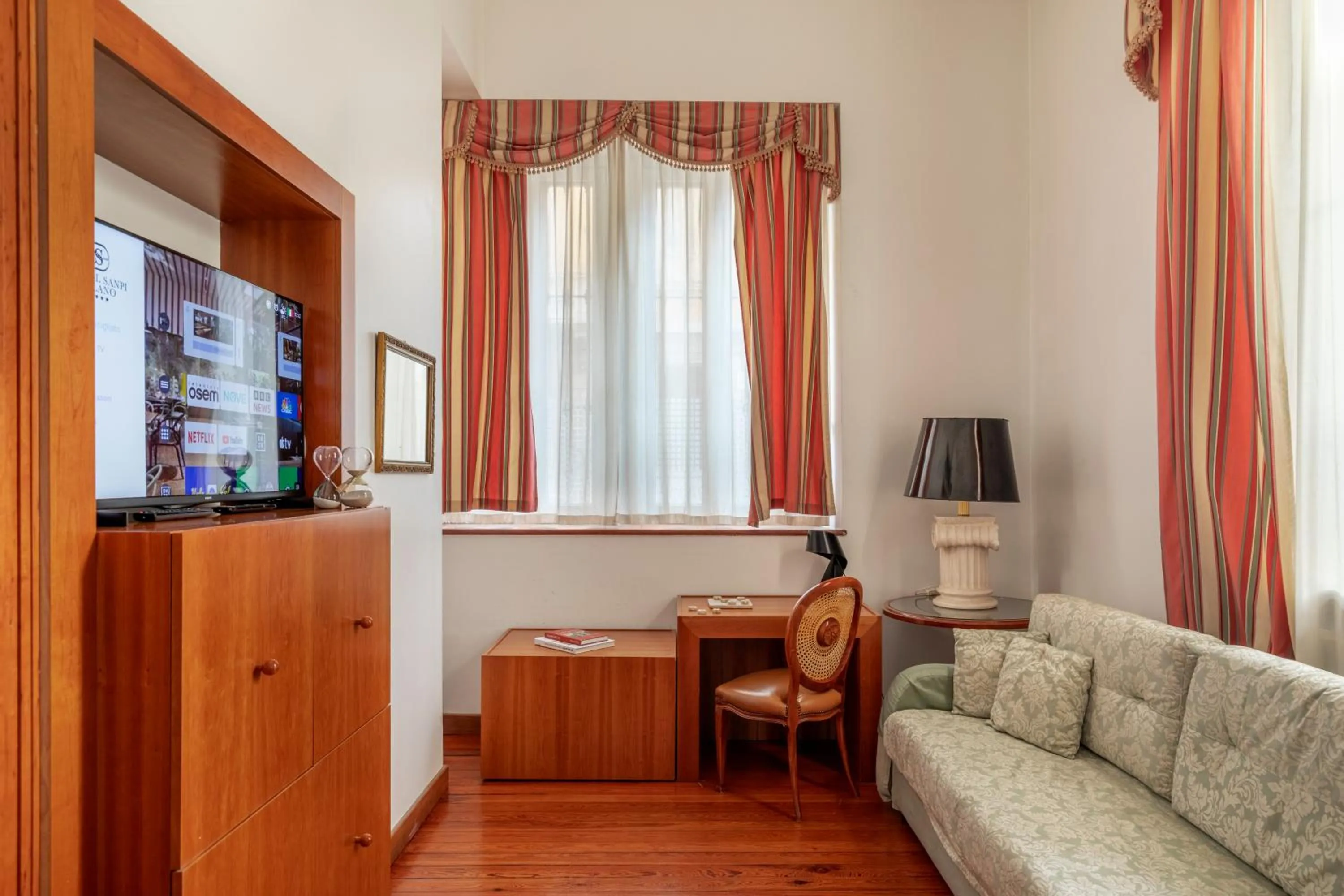 TV and multimedia in Hotel Sanpi Milano