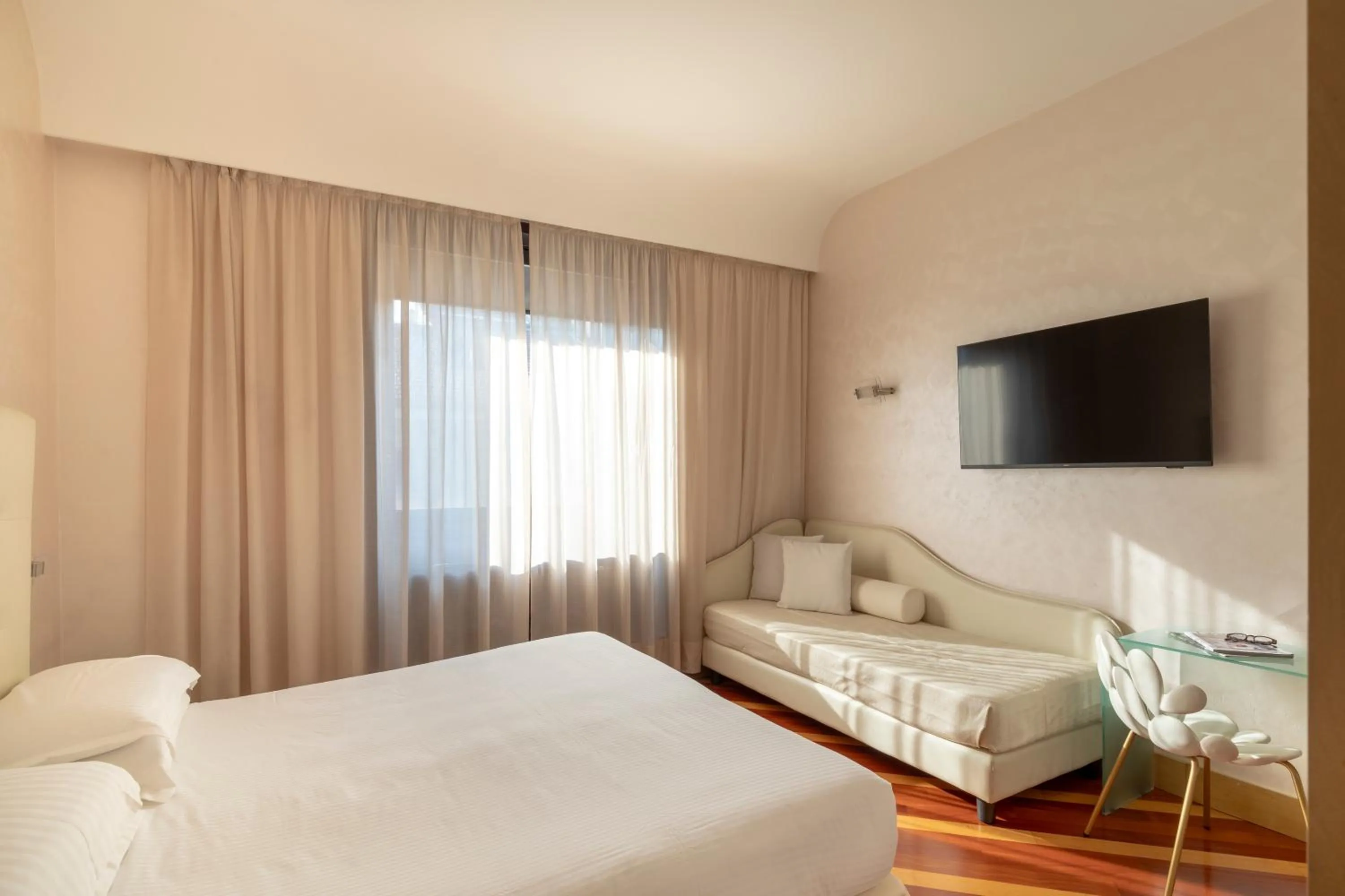 Living room, Bed in Hotel Sanpi Milano