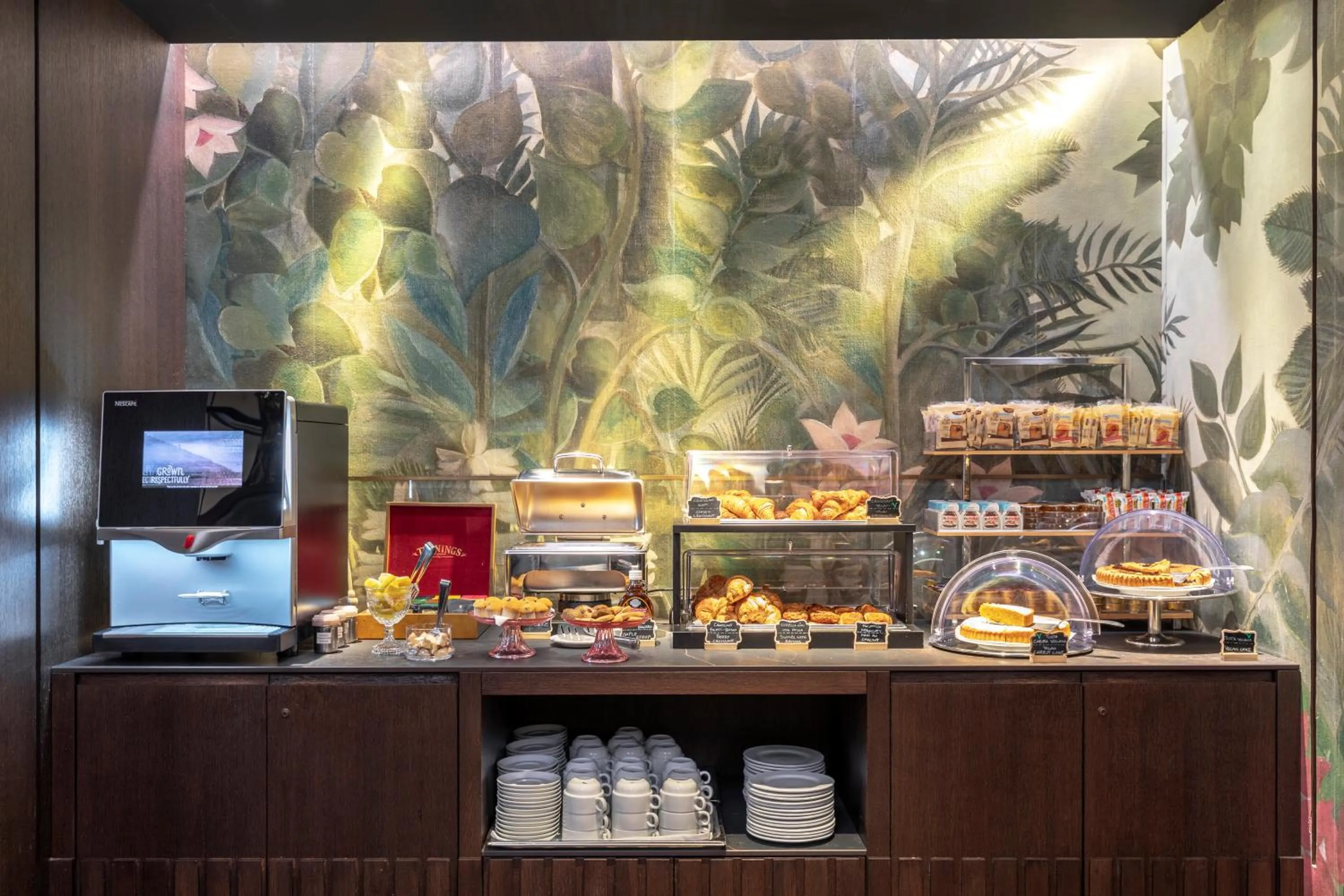 Buffet breakfast in Hotel Sanpi Milano