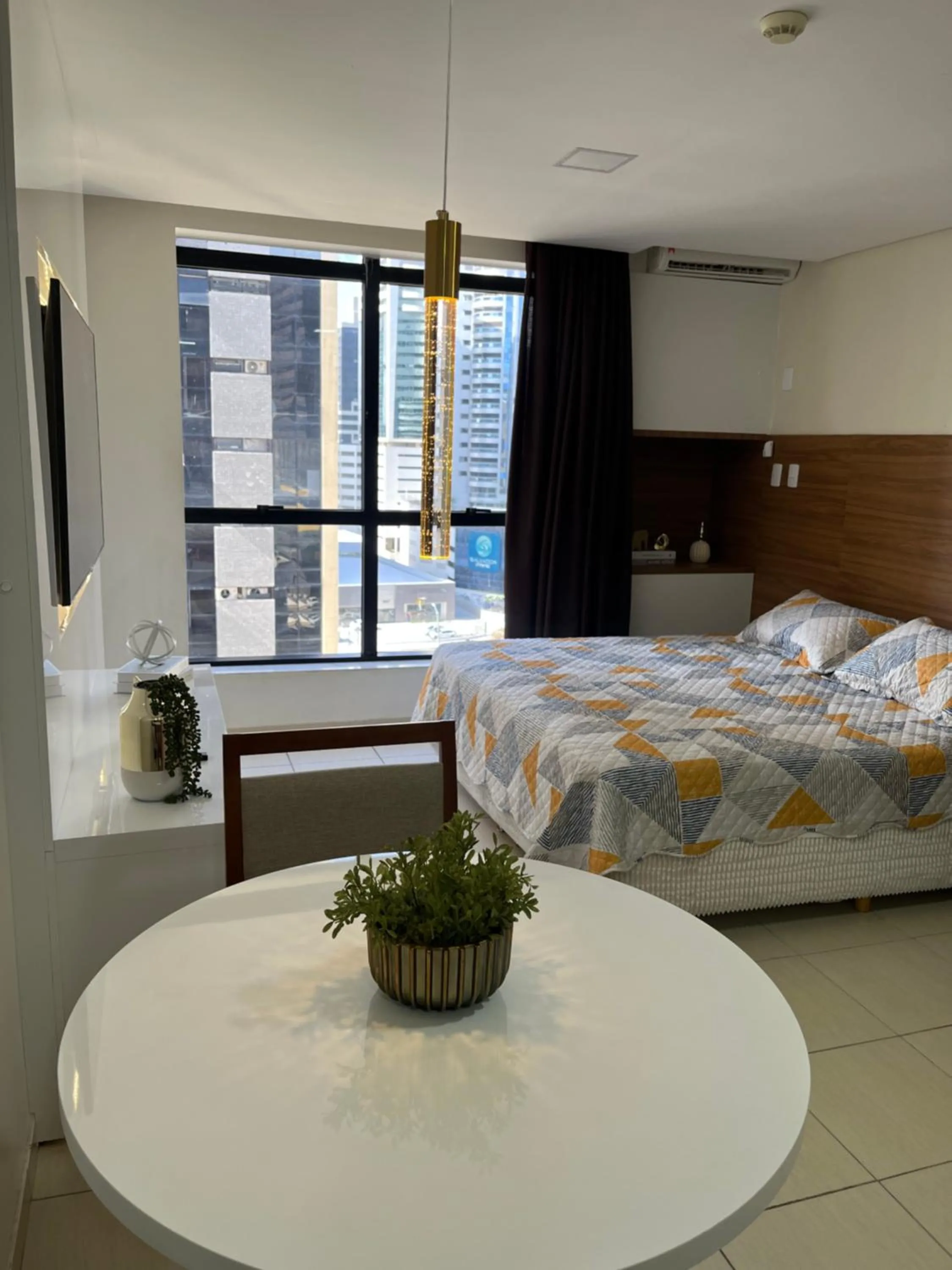 Bed in Suíte luxo com tela de cinema no América Towers Studio Residence