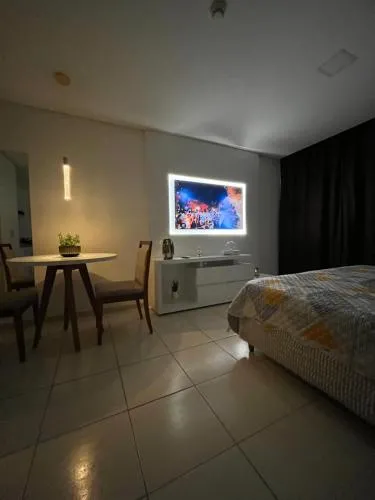 Suíte luxo com tela de cinema no América Towers Studio Residence