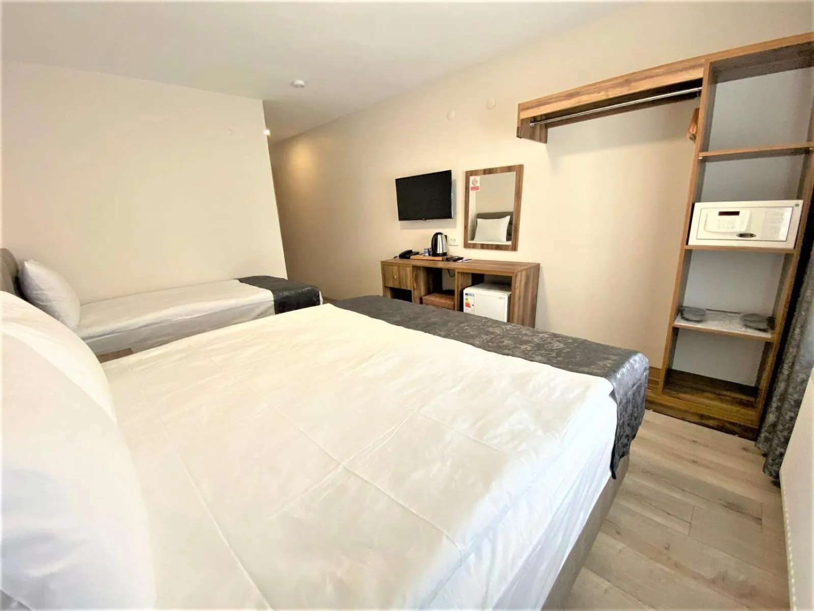 Bed in Zümrüt Palas Otel