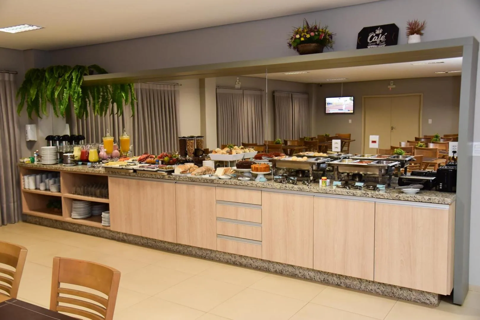 Restaurant/places to eat in Hotel Plaza Garden