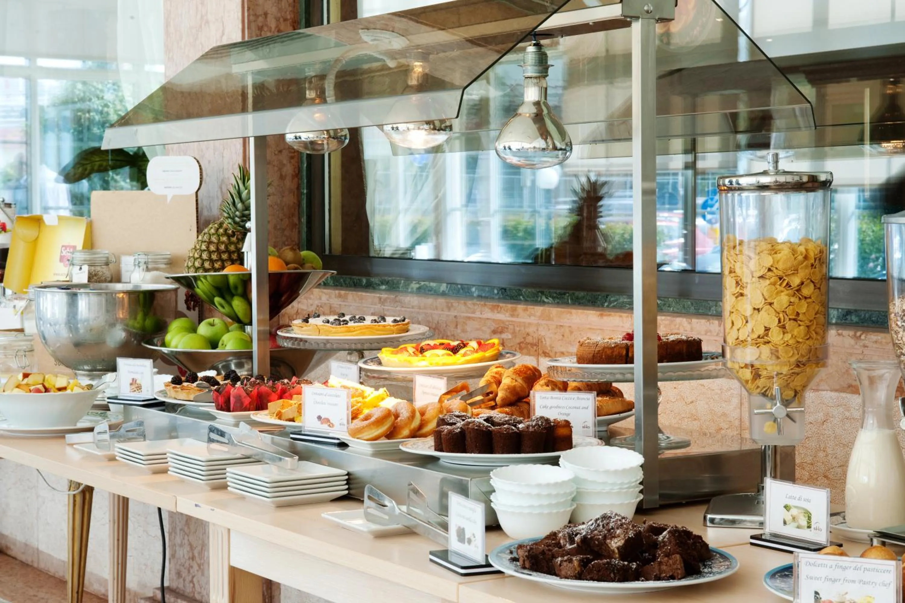 Buffet breakfast in Hotel Catullo