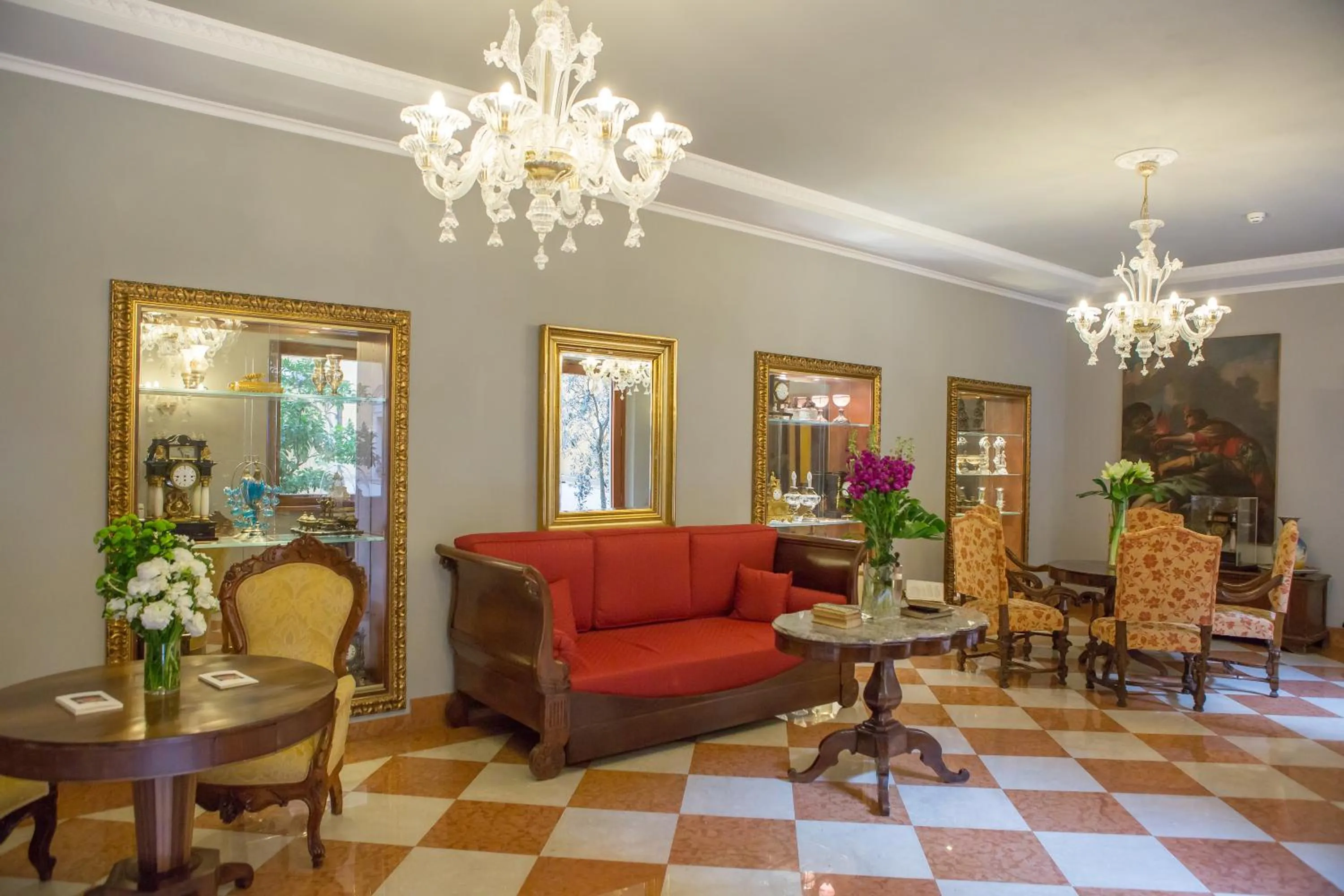 Communal lounge/ TV room in Due Torri Hotel