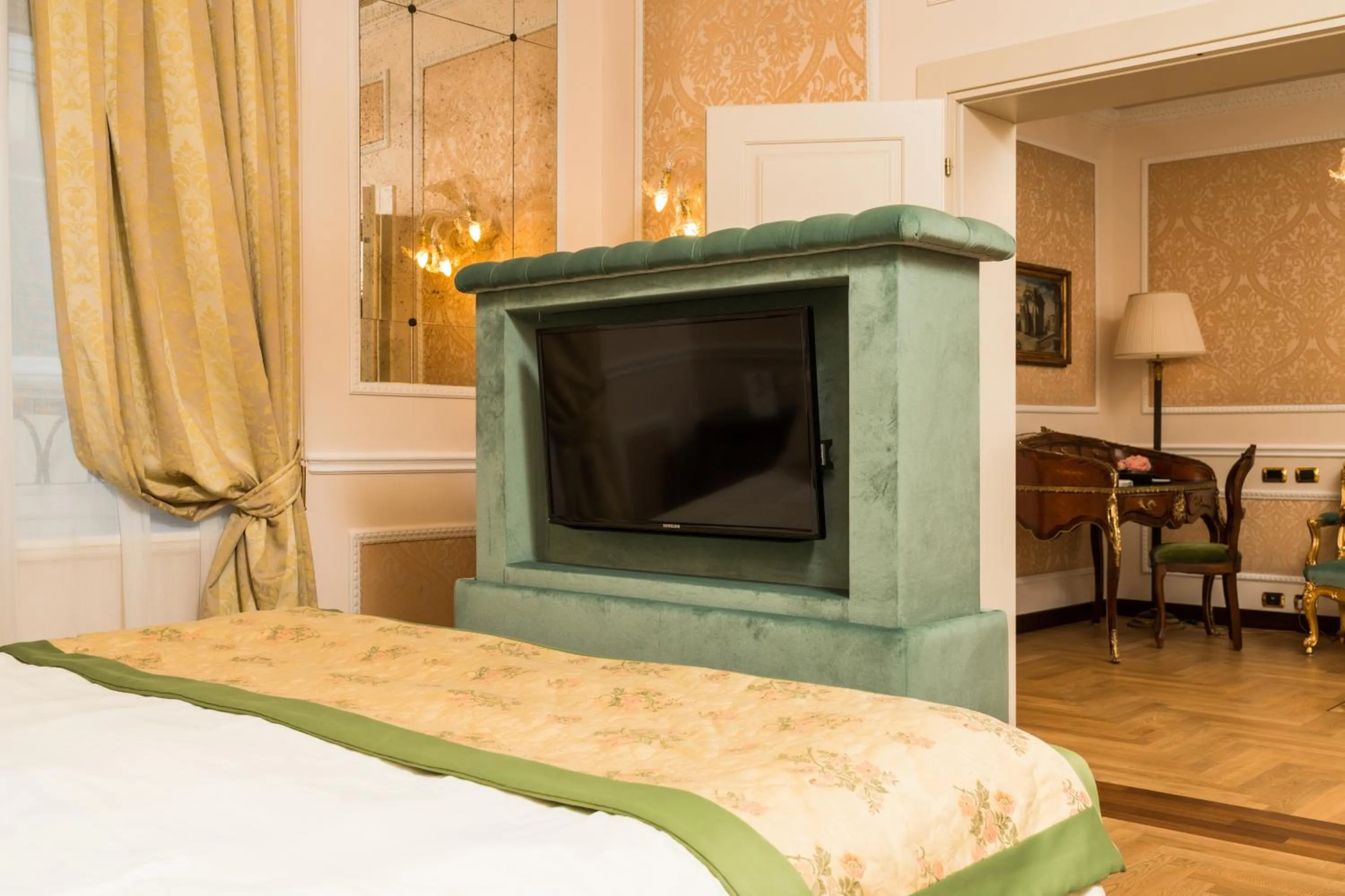 TV and multimedia, Bed in Hotel Bernini Palace