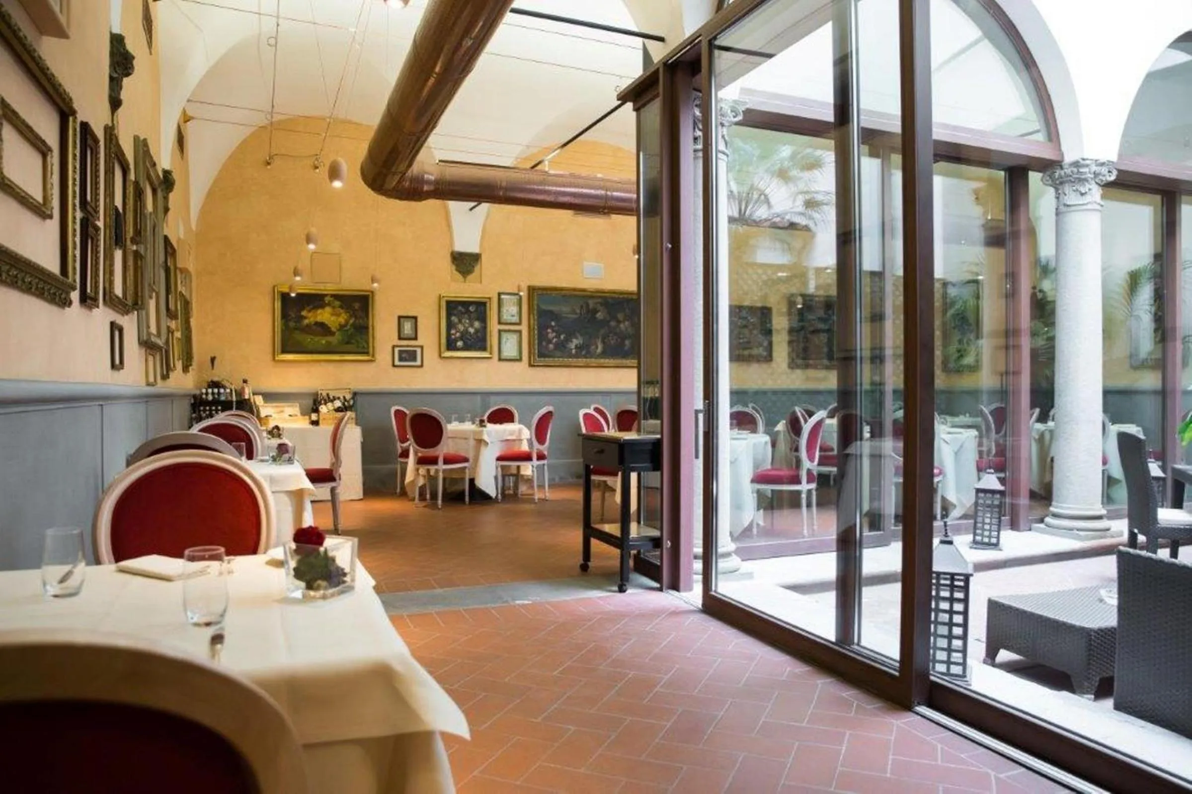 Restaurant/places to eat in Hotel Bernini Palace