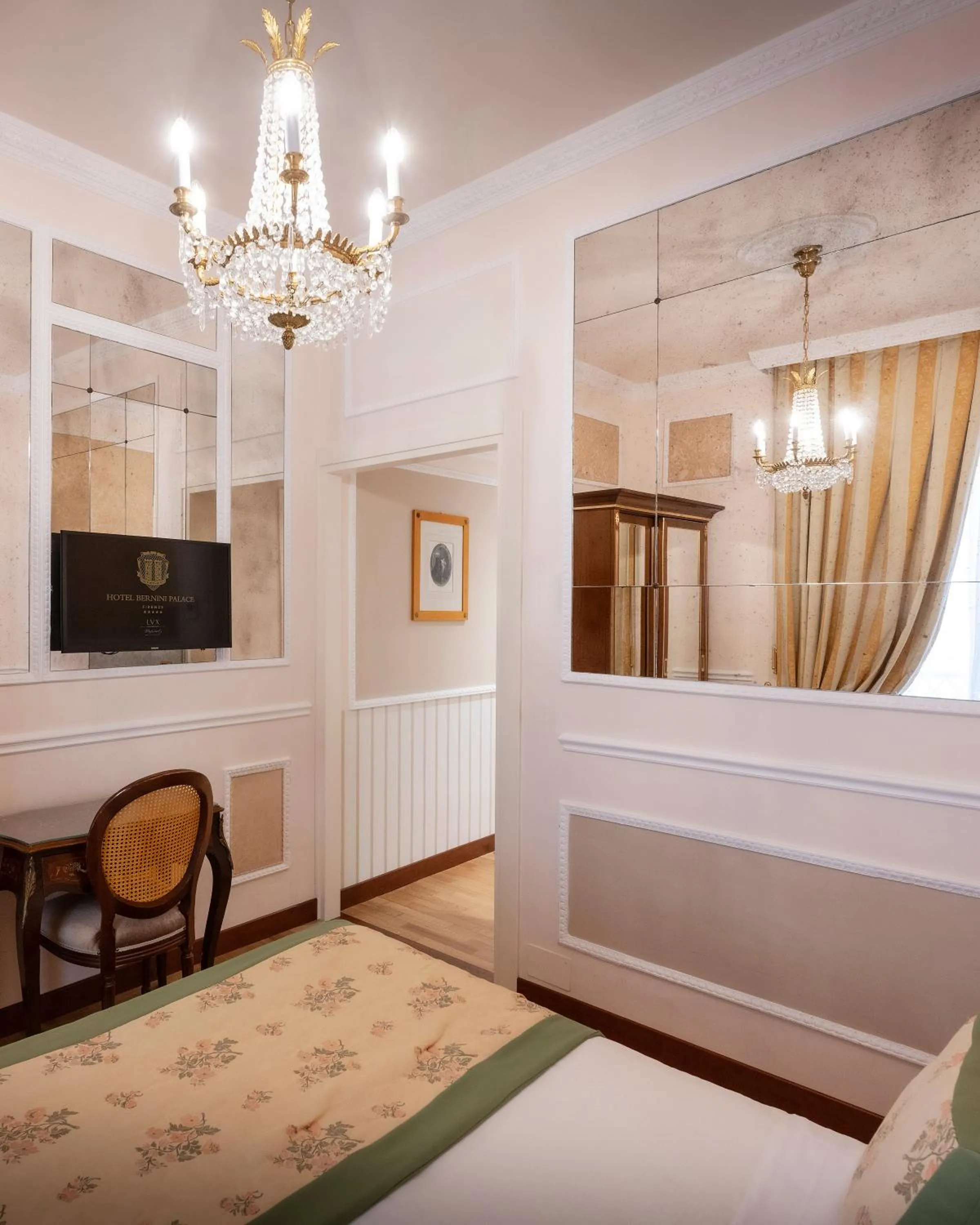 Photo of the whole room, Bed in Hotel Bernini Palace