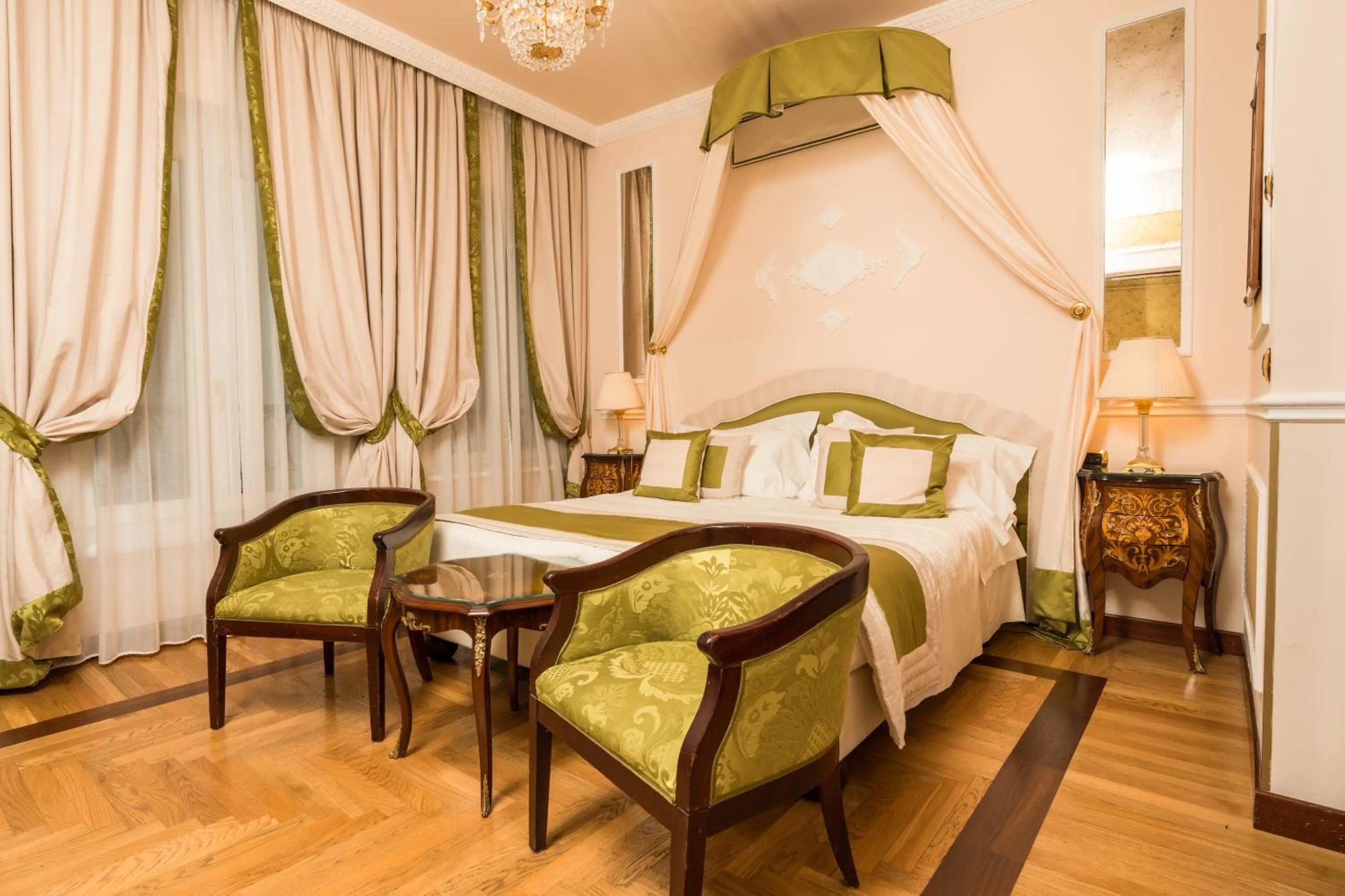 Photo of the whole room, Bed in Hotel Bernini Palace