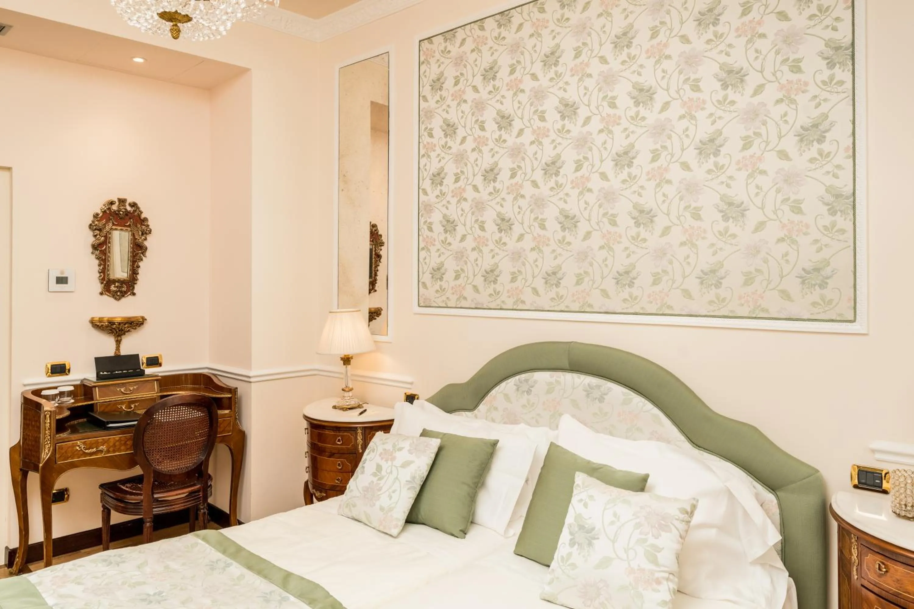 Bedroom, Bed in Hotel Bernini Palace