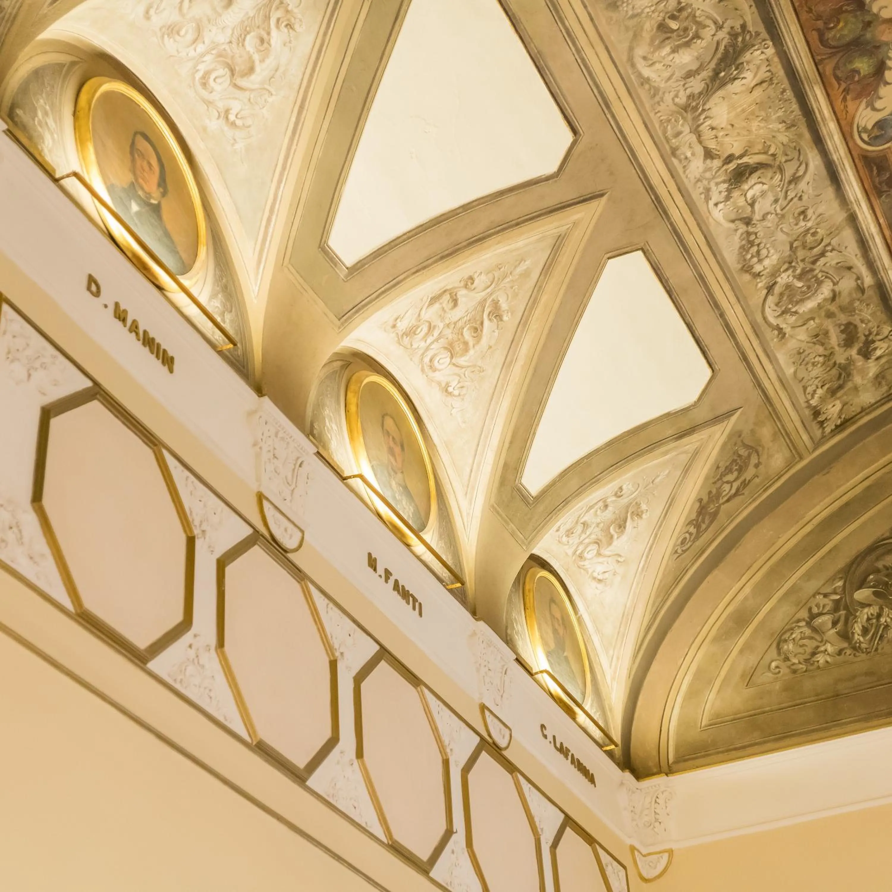 Communal lounge/ TV room in Hotel Bernini Palace