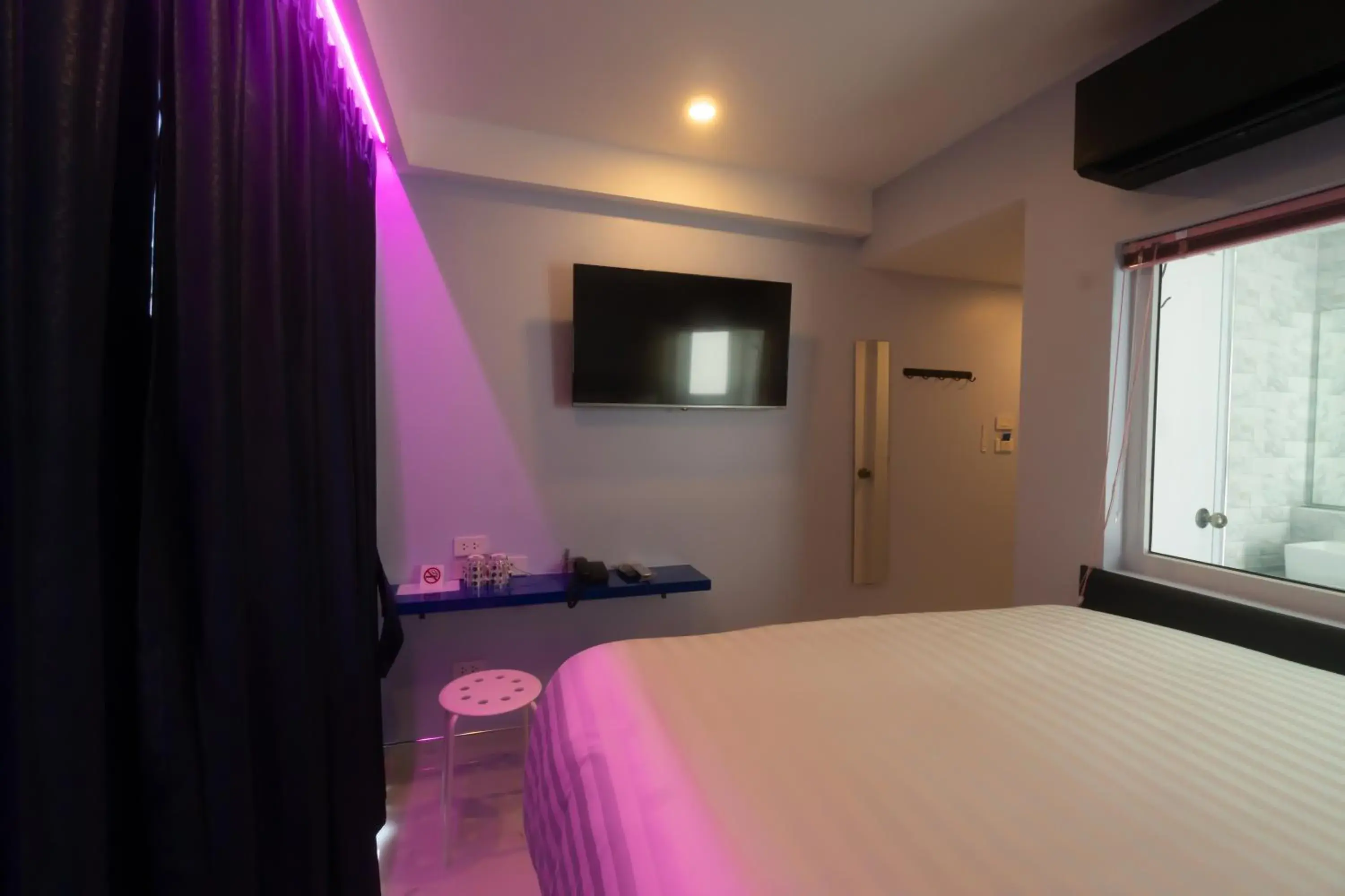 TV and multimedia, Bed in Spark Hotel - MRT Queen Sirikit - SHA Extra Plus Certified TV and multimedia, Bed in Spark Hotel - MRT Queen Sirikit - SHA Extra Plus Certified