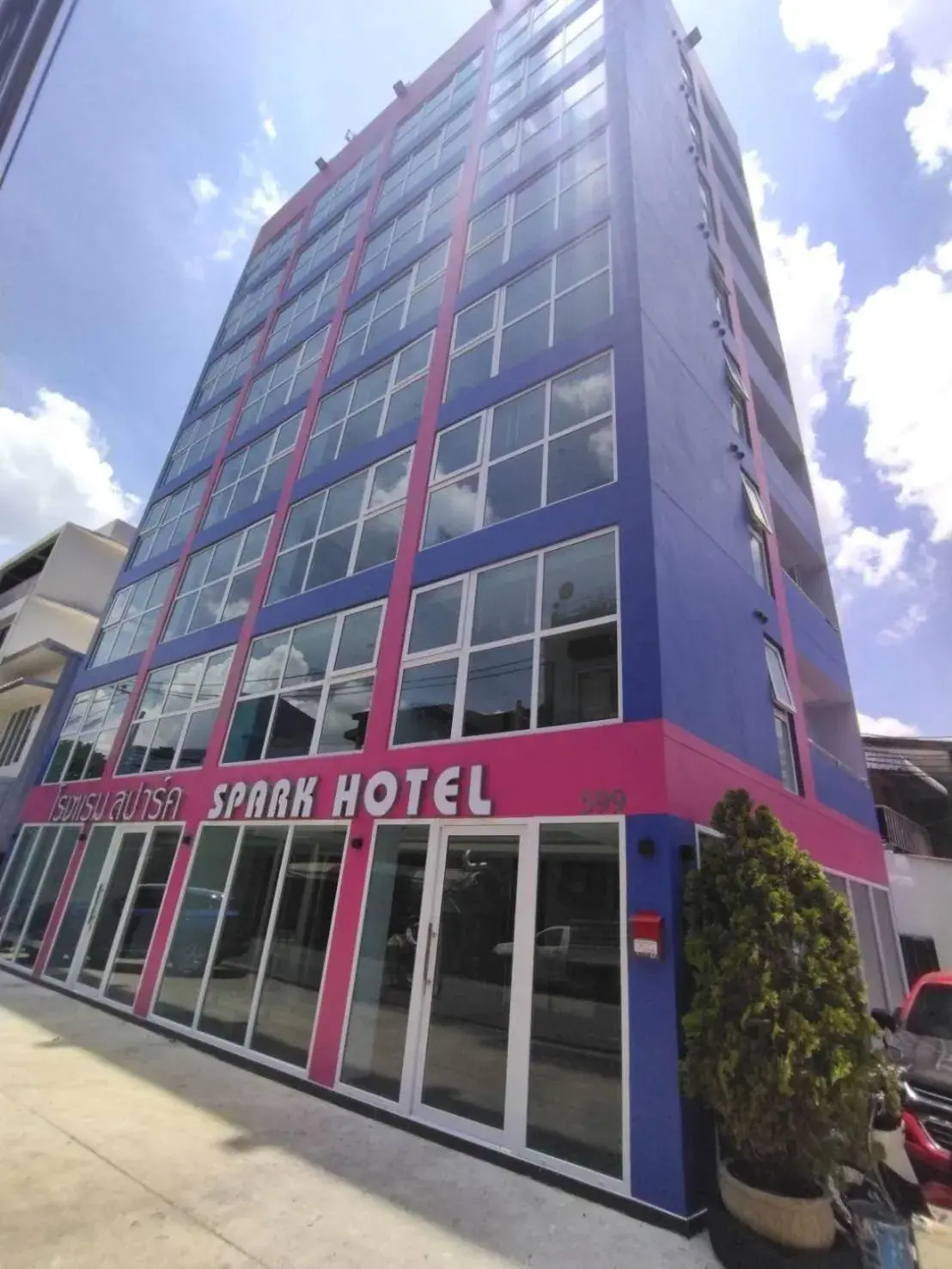 Property building in Spark Hotel - MRT Queen Sirikit - SHA Extra Plus Certified Property building in Spark Hotel - MRT Queen Sirikit - SHA Extra Plus Certified