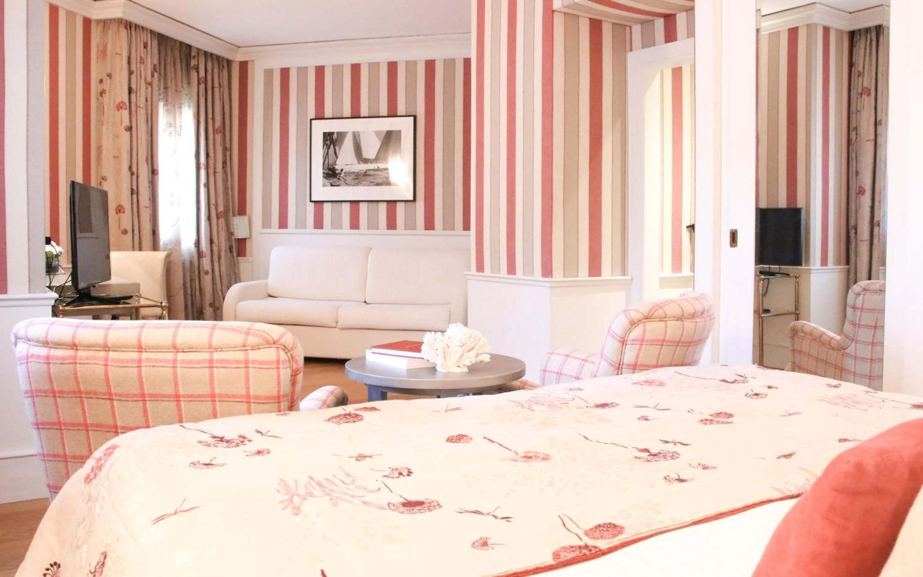 Living room, Bed in Cala del Porto Punta Ala - Preferred Hotels