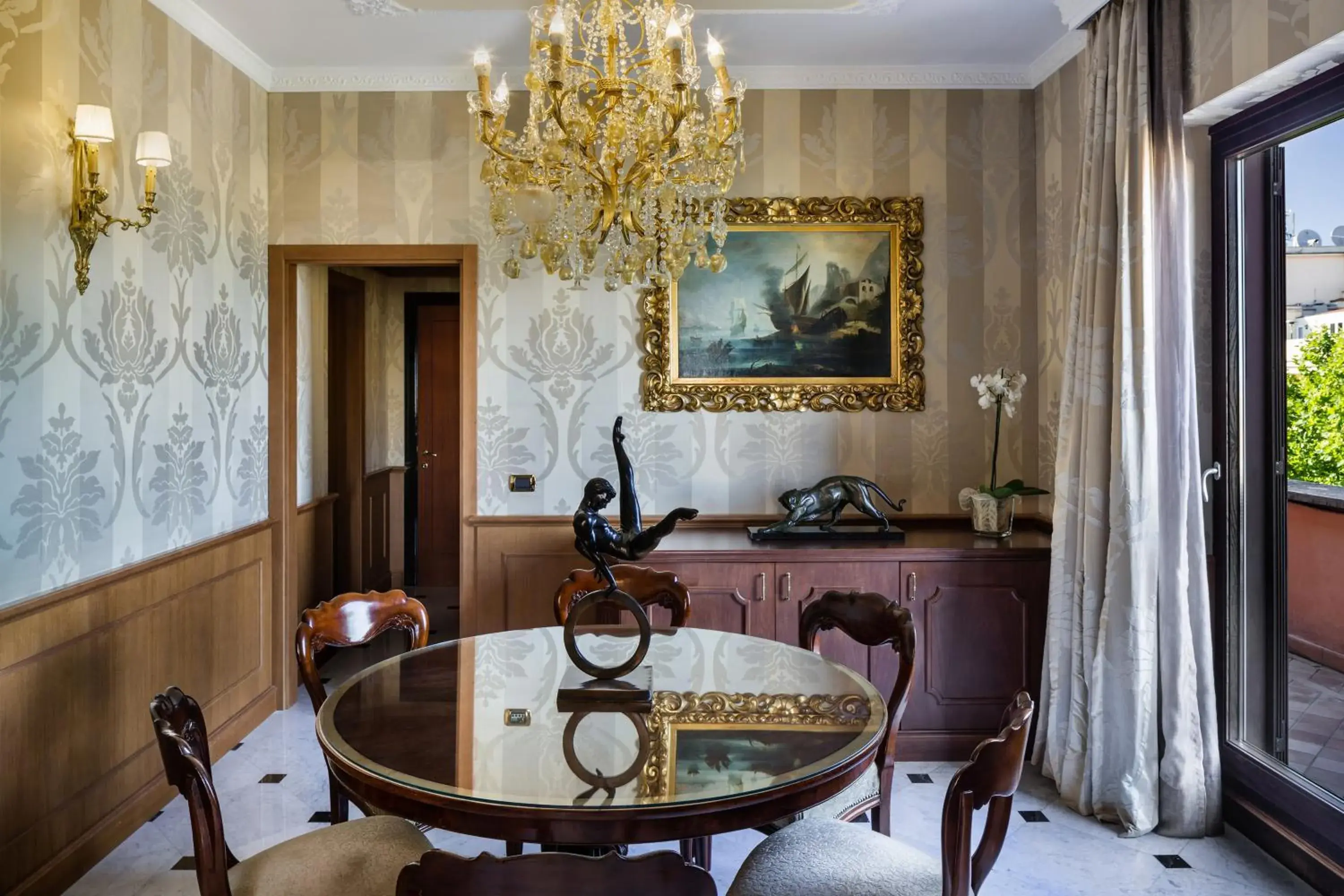 Living room in Baglioni Hotel Regina - The Leading Hotels of the World Living room in Baglioni Hotel Regina - The Leading Hotels of the World