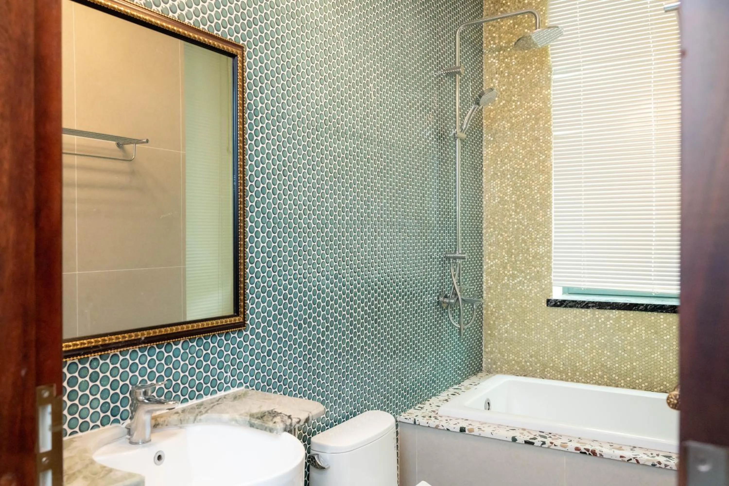 Shower in FREE AIRPORT - MISAKI Hotel by SAZI